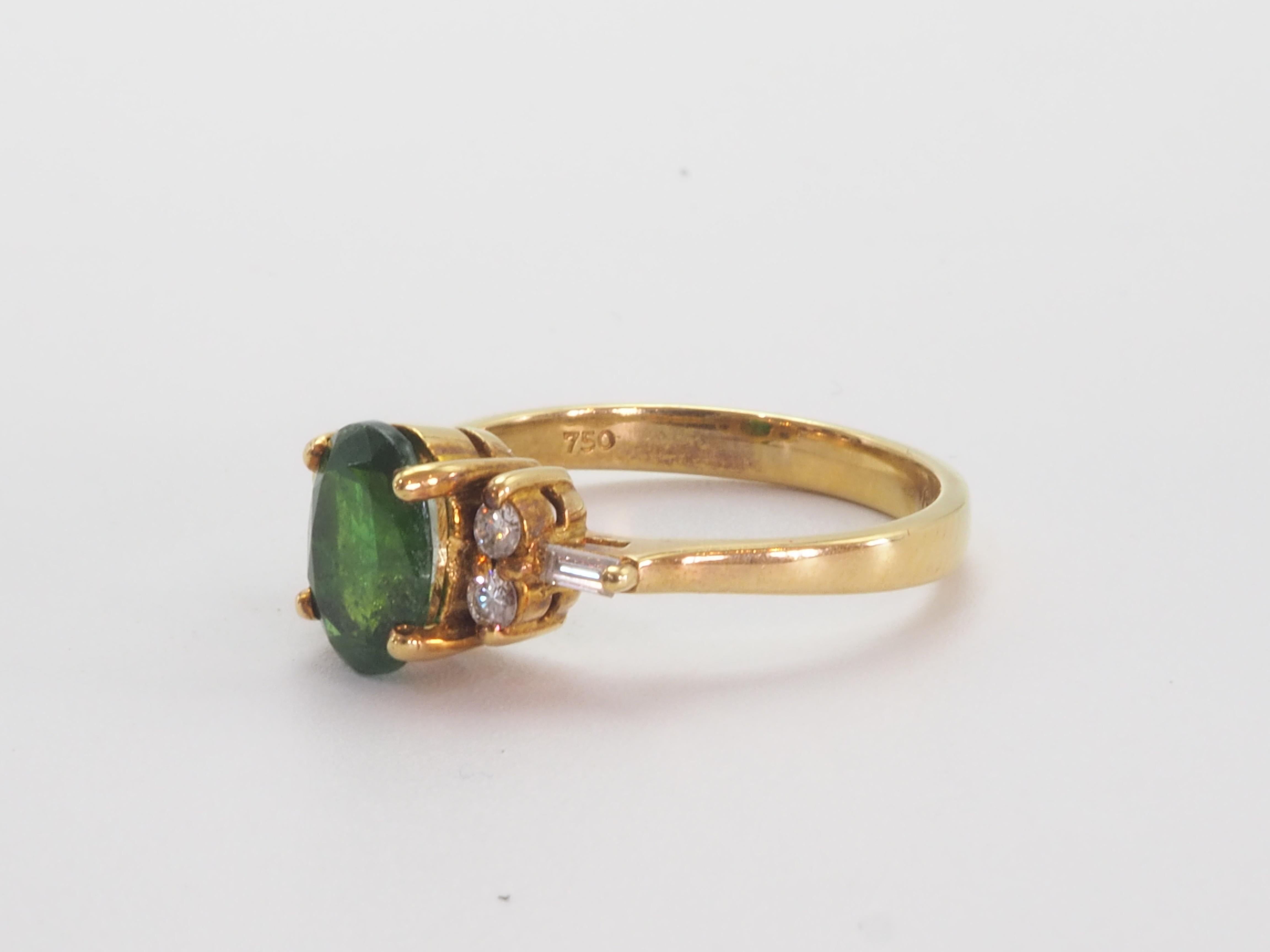 New vintage piece featuring a vivid green 1.40ct of oval cut tsavorite with amazing brilliance and green color at the center. The high saturation of green and brilliance of this gemstone is amazing. Some inclusions is visible down the table. There