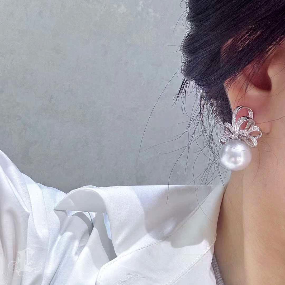 Uncut 【Lustre Arc】Symphony Bow 16mm Aurora South Sea Pearl Diamond Earrings For Sale