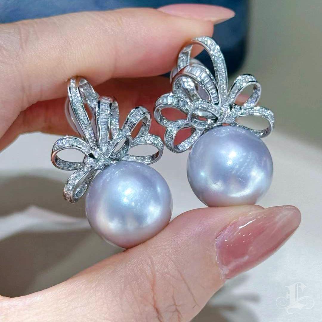 【Lustre Arc】Symphony Bow 16mm Aurora South Sea Pearl Diamond Earrings In New Condition For Sale In New York, NY