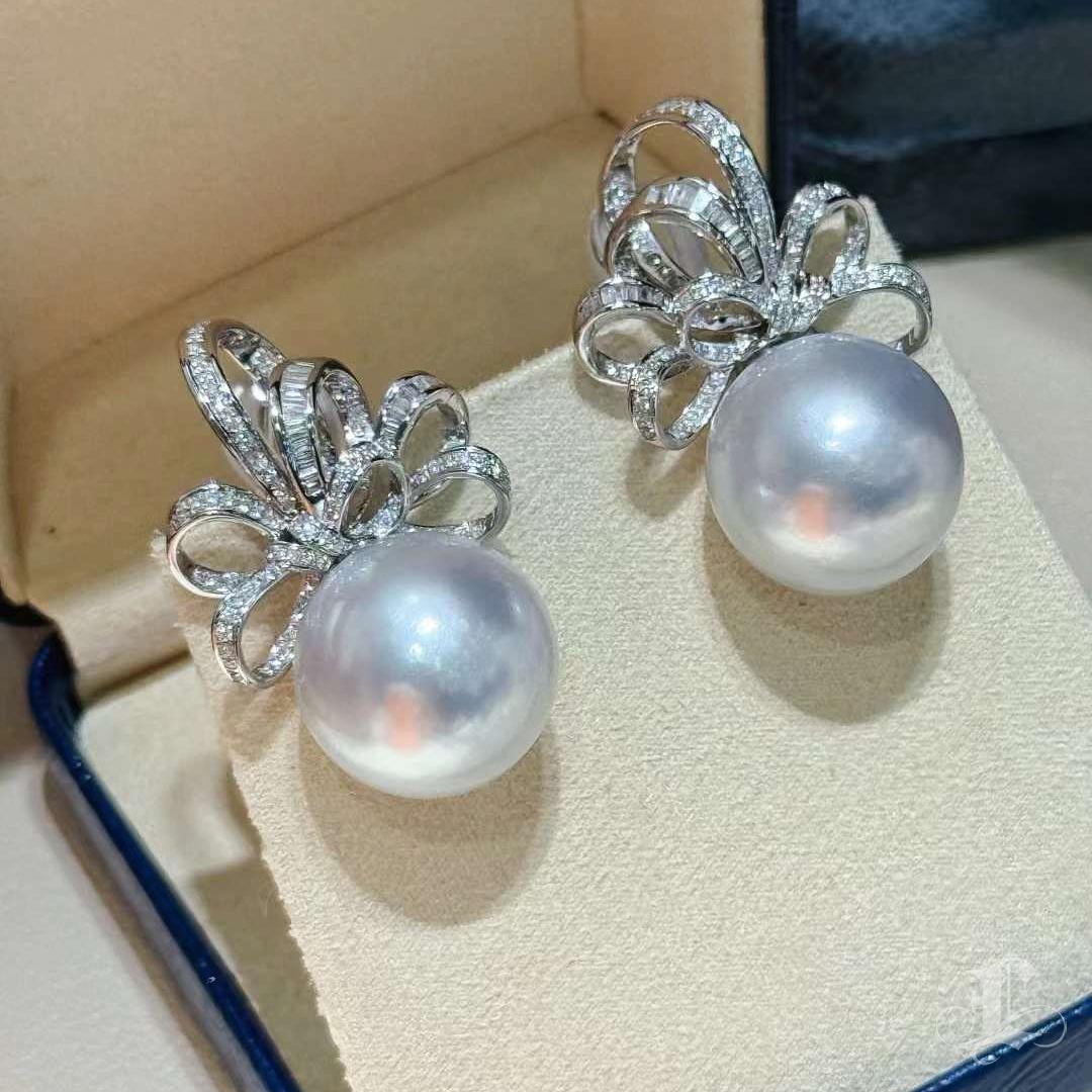 Women's 【Lustre Arc】Symphony Bow 16mm Aurora South Sea Pearl Diamond Earrings For Sale