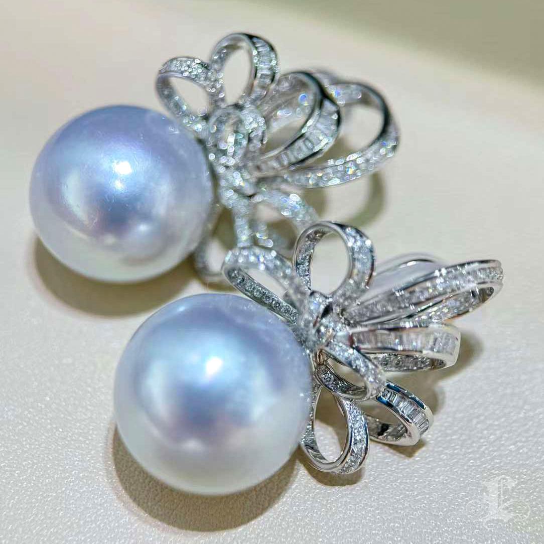 【Lustre Arc】Symphony Bow 16mm Aurora South Sea Pearl Diamond Earrings For Sale 1