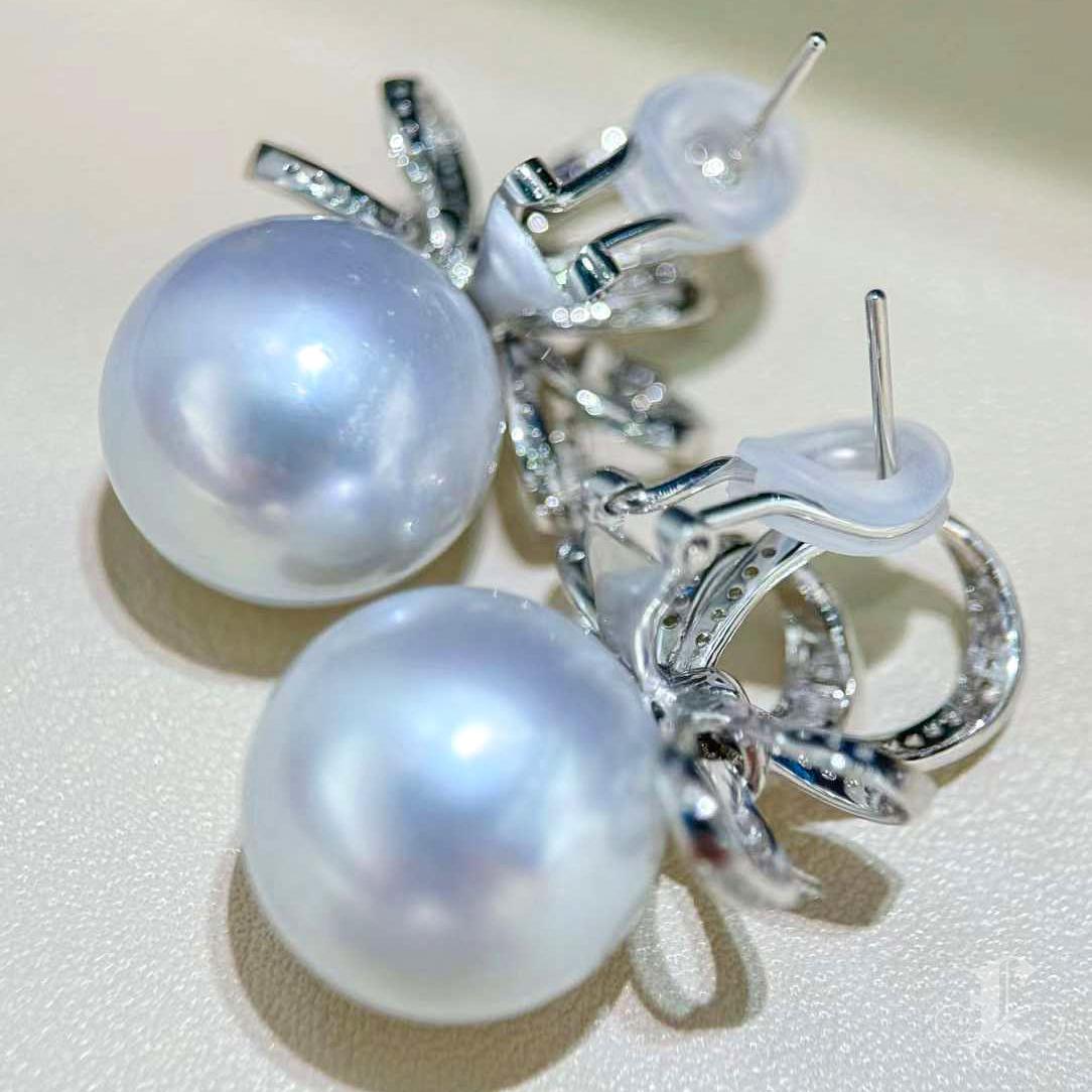 【Lustre Arc】Symphony Bow 16mm Aurora South Sea Pearl Diamond Earrings For Sale 2