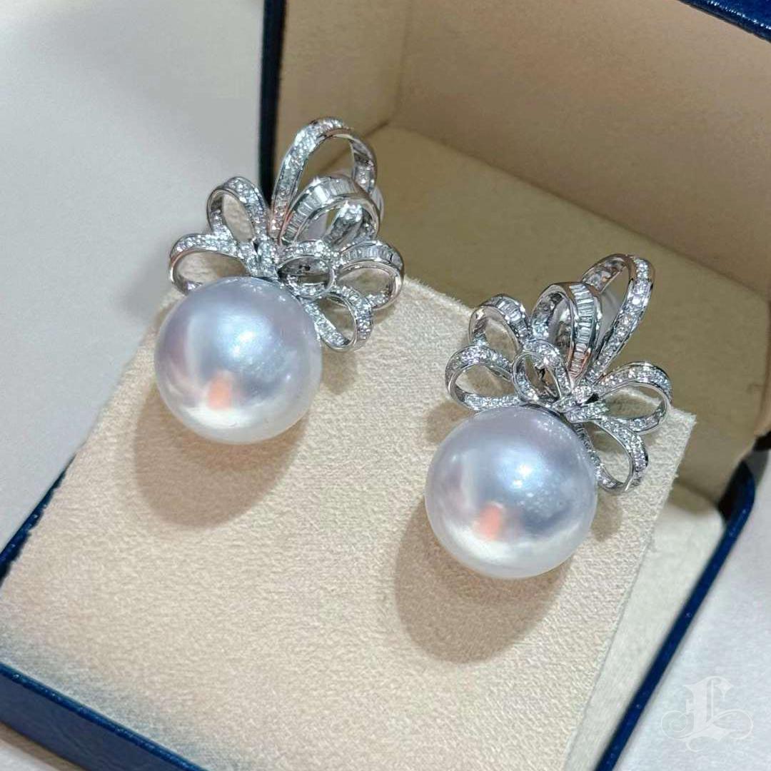 【Lustre Arc】Symphony Bow 16mm Aurora South Sea Pearl Diamond Earrings For Sale 4