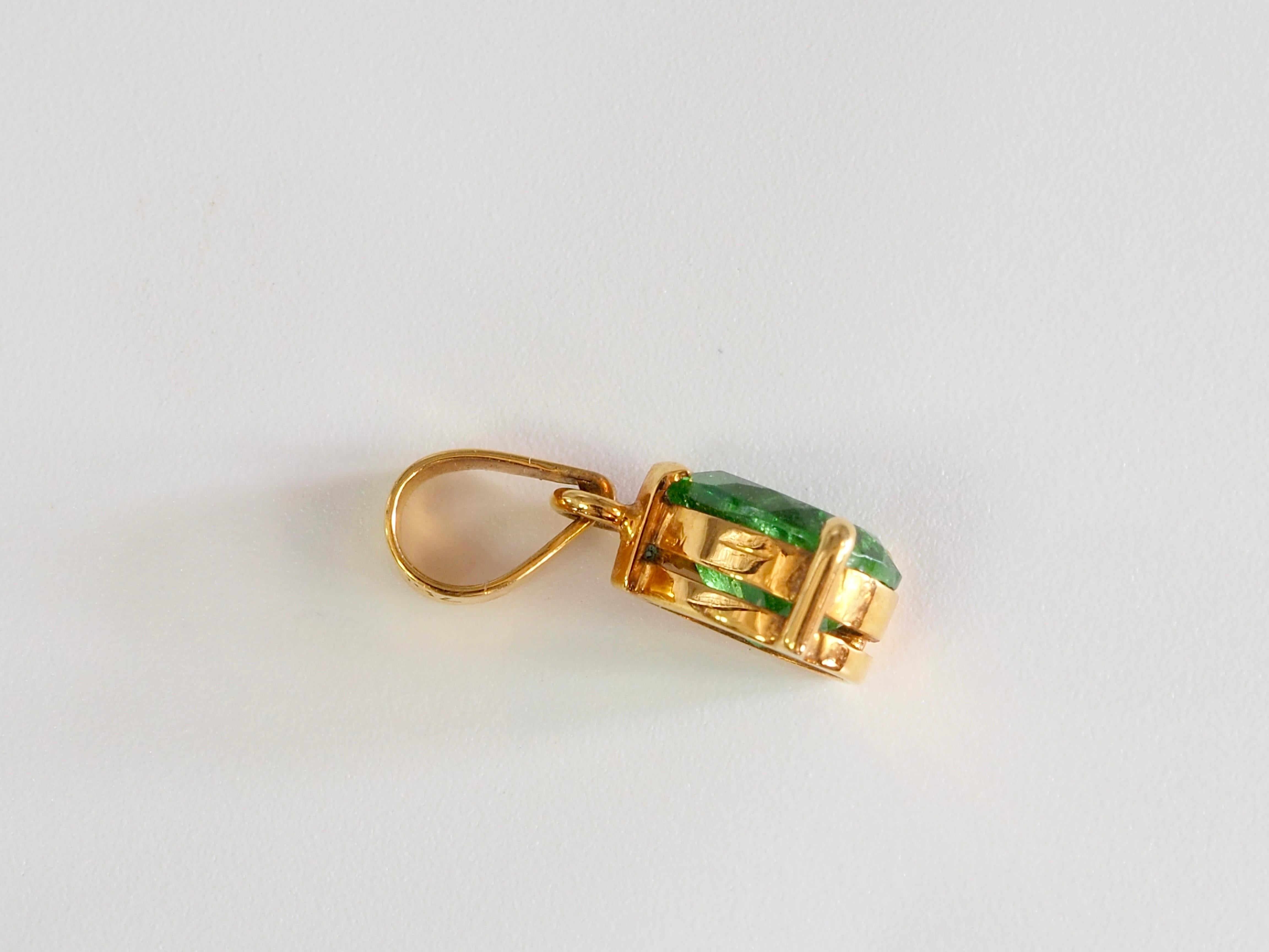 Ciondolo in oro 18K con pera e granato tsavorite da 1,48 carati, classico e con le punte In condizioni Nuovo in vendita a เกาะสมุย, TH