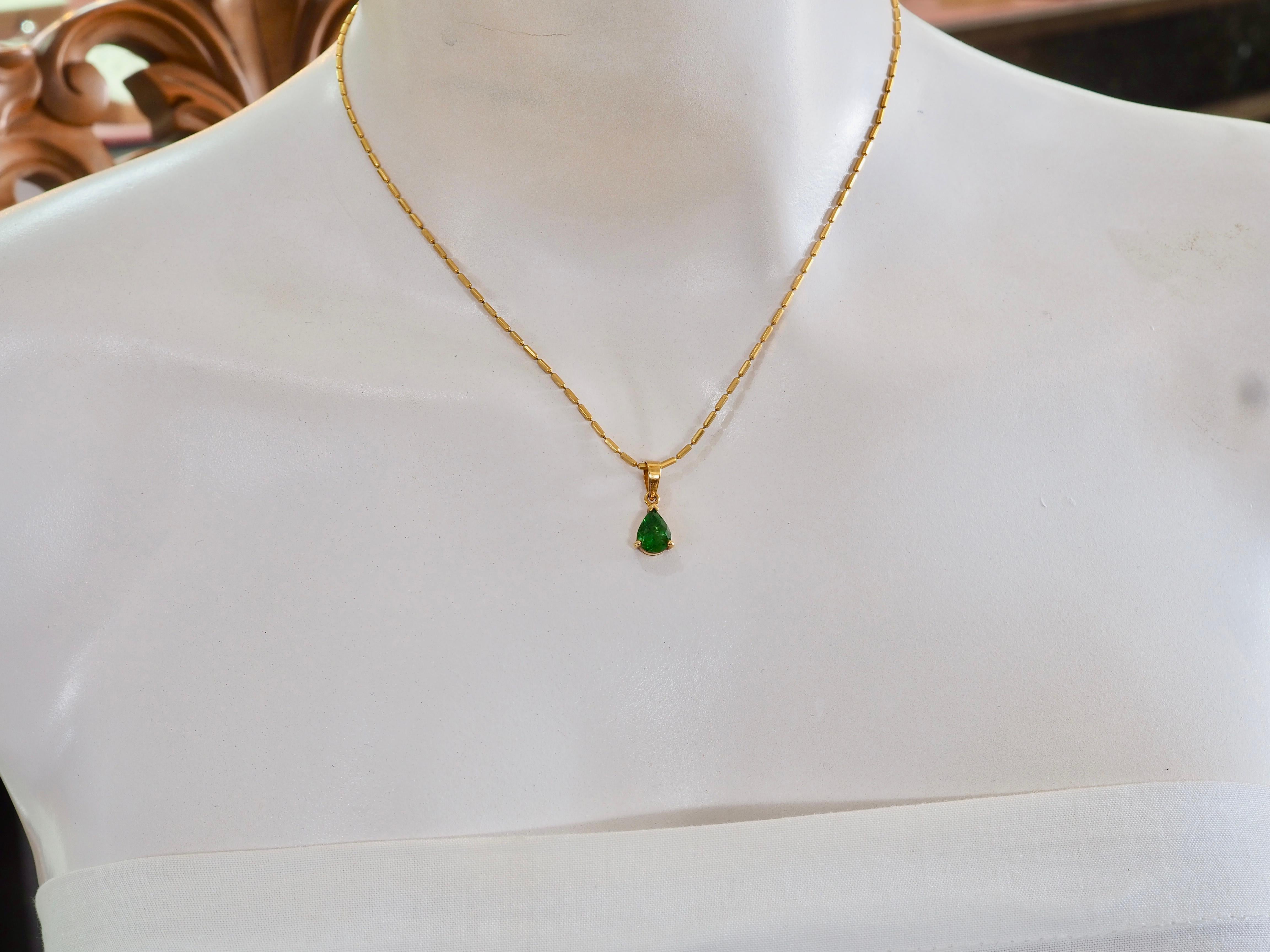 Ciondolo in oro 18K con pera e granato tsavorite da 1,48 carati, classico e con le punte in vendita 1