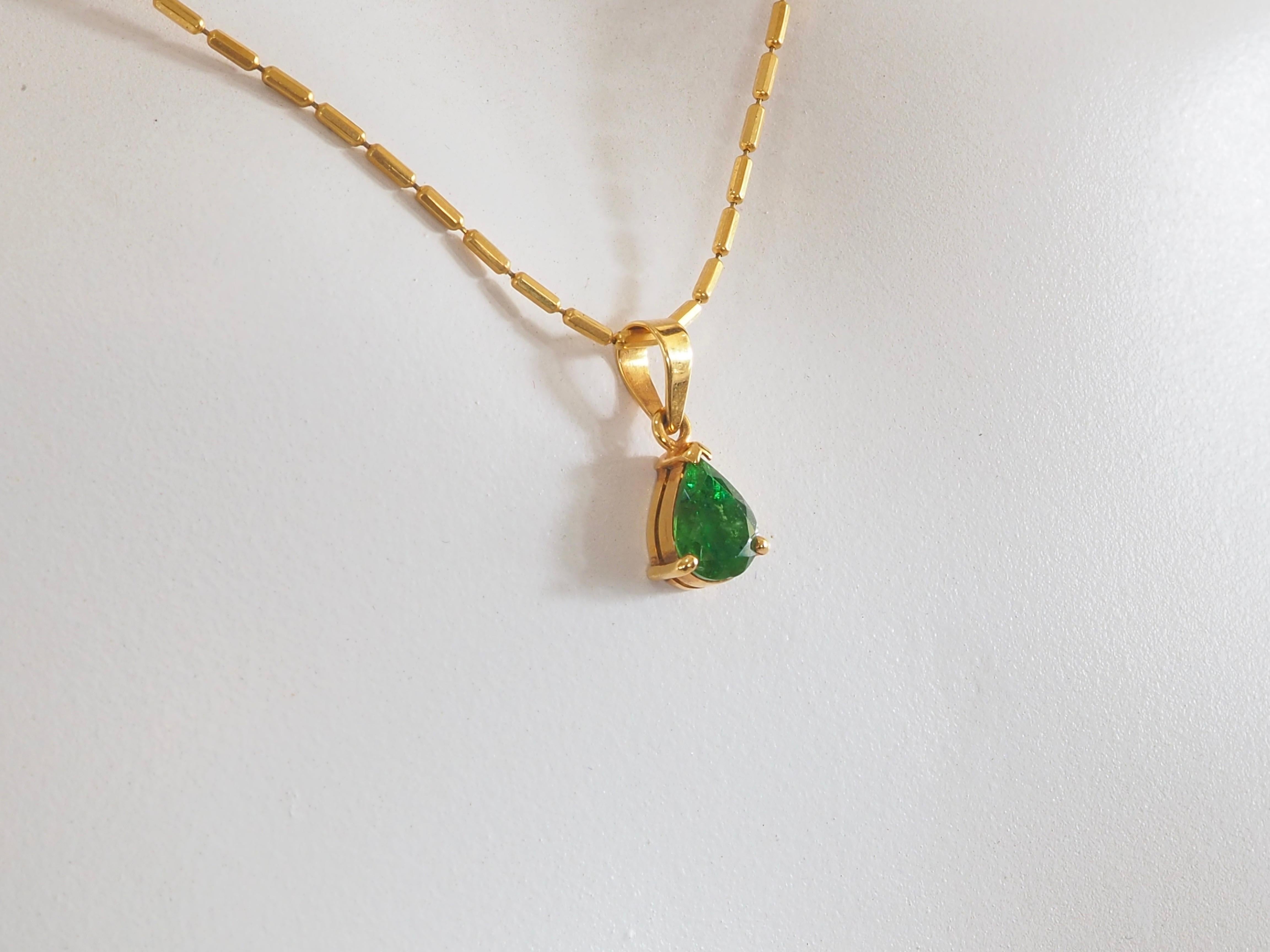 Ciondolo in oro 18K con pera e granato tsavorite da 1,48 carati, classico e con le punte in vendita 2