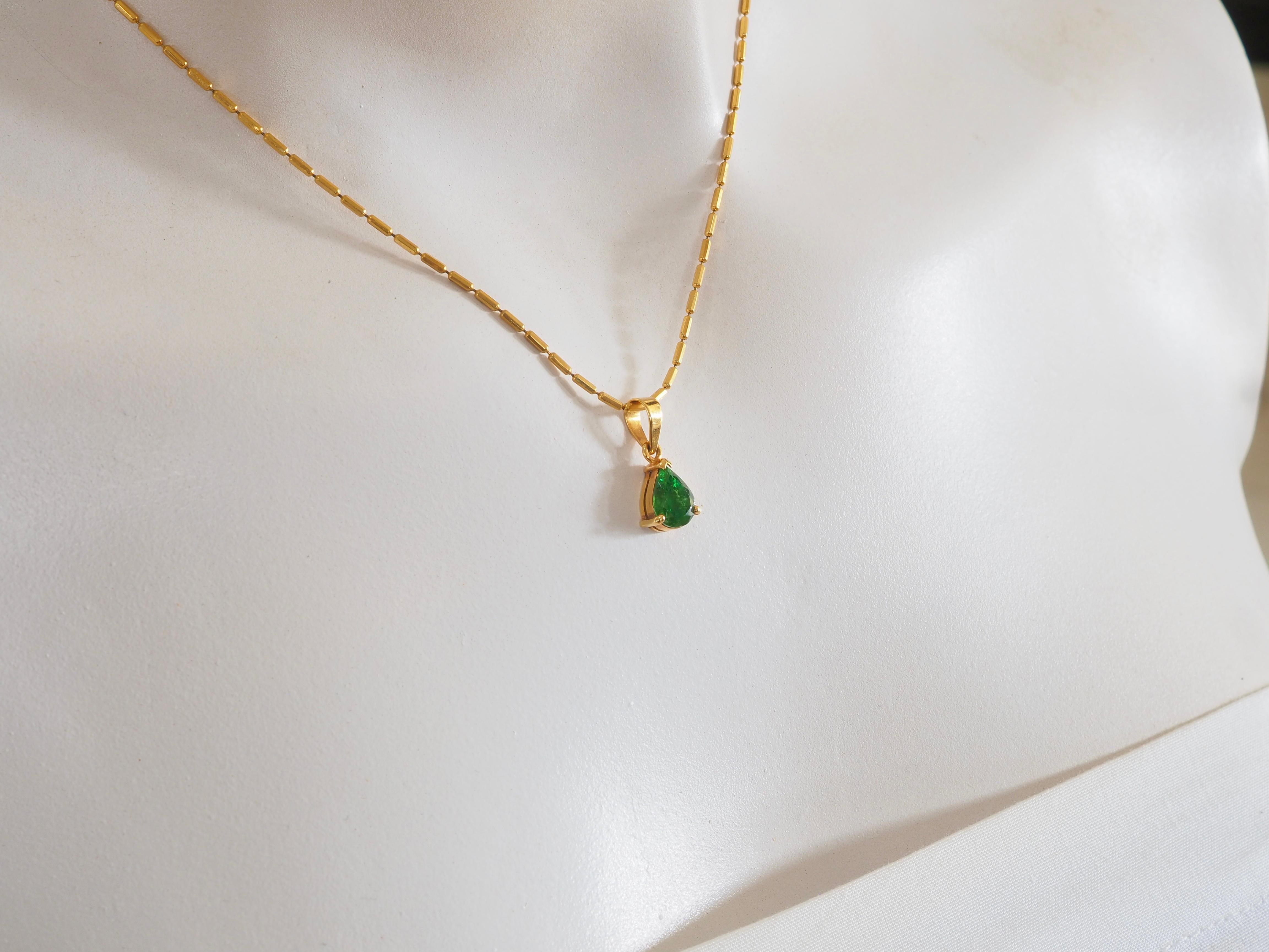 Ciondolo in oro 18K con pera e granato tsavorite da 1,48 carati, classico e con le punte in vendita 3