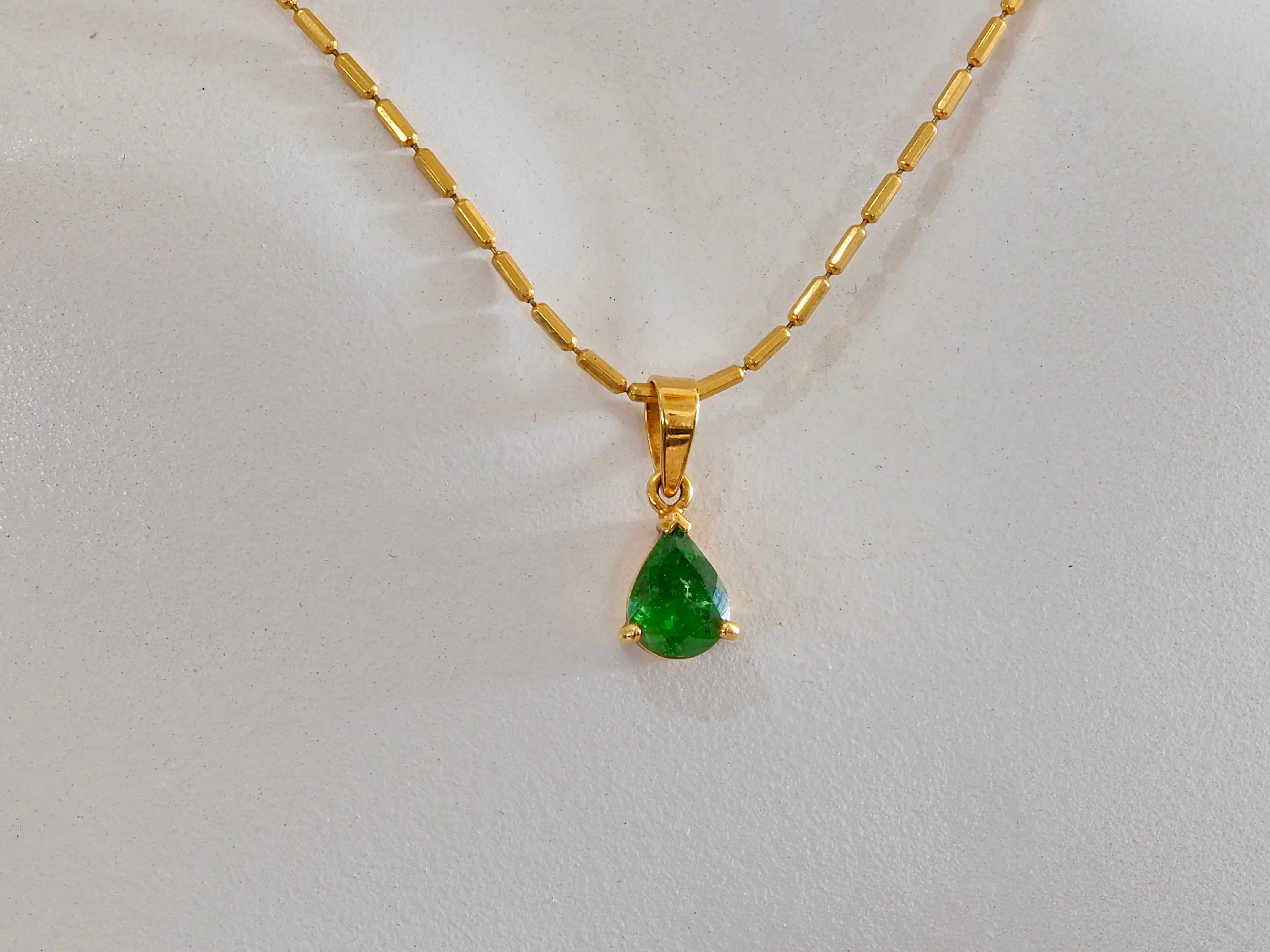 Ciondolo in oro 18K con pera e granato tsavorite da 1,48 carati, classico e con le punte in vendita 4