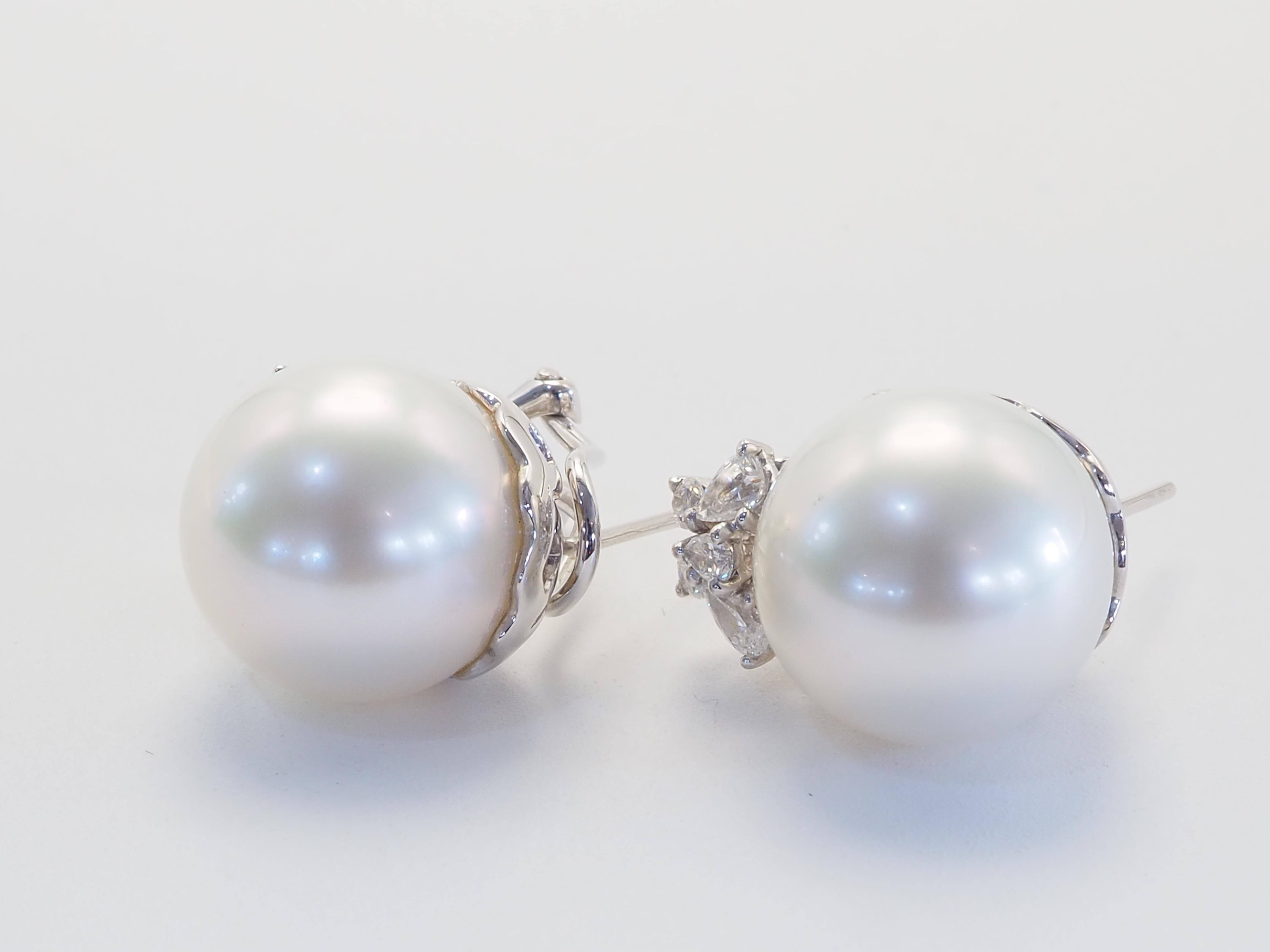 Perles des mers du Sud blanches et de taille décente avec une surface presque sans défaut et un bon lustre. Accompagné de diamants ronds et poires assortis de tailles différentes pour plus d'élégance. L'effet est très bon aux lumières chaudes