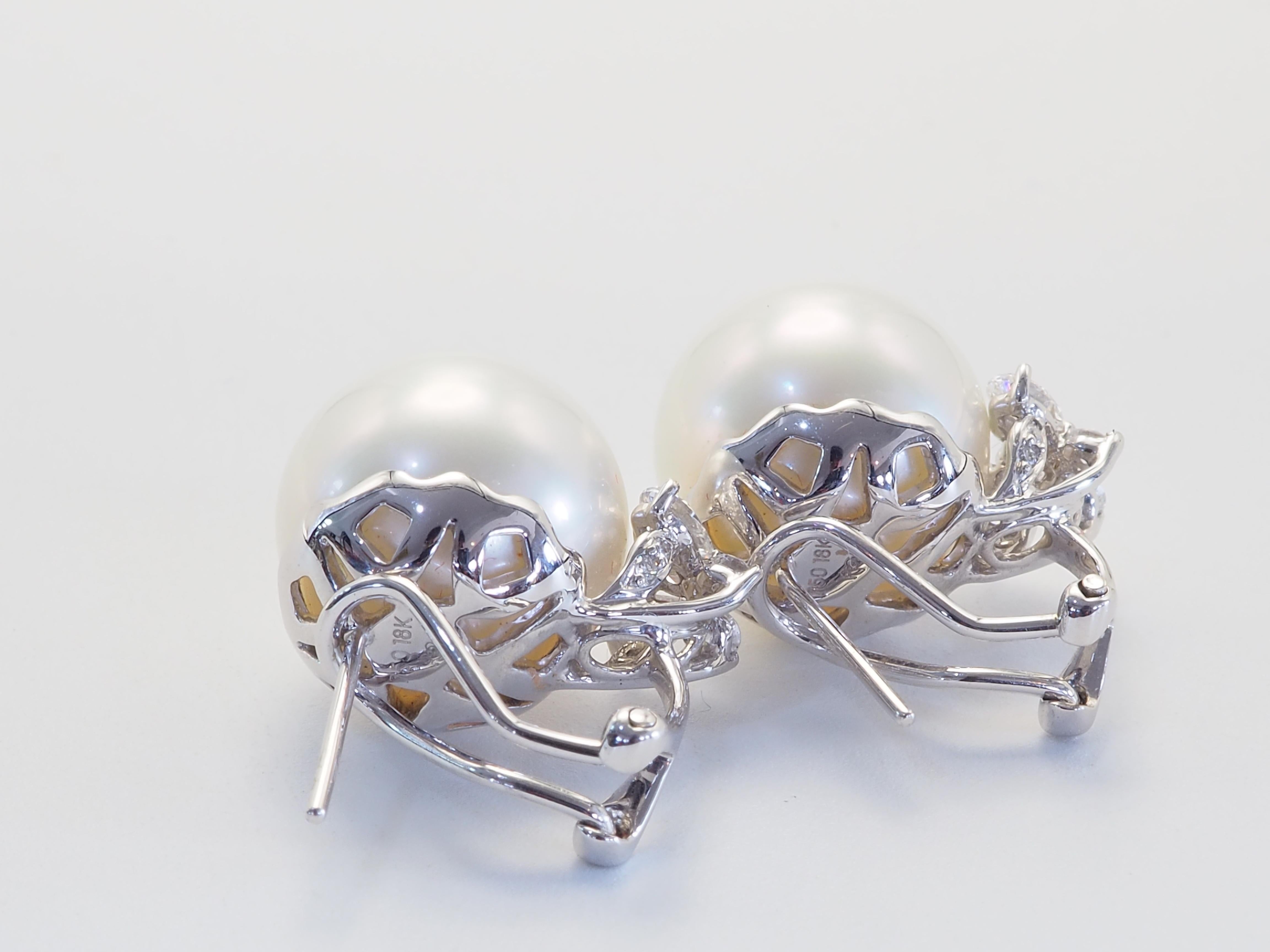 Perle Boucles d'oreilles Clips en or 18K avec perle blanche des mers du Sud de 14 mm et diamant de 0,80 ct. en vente
