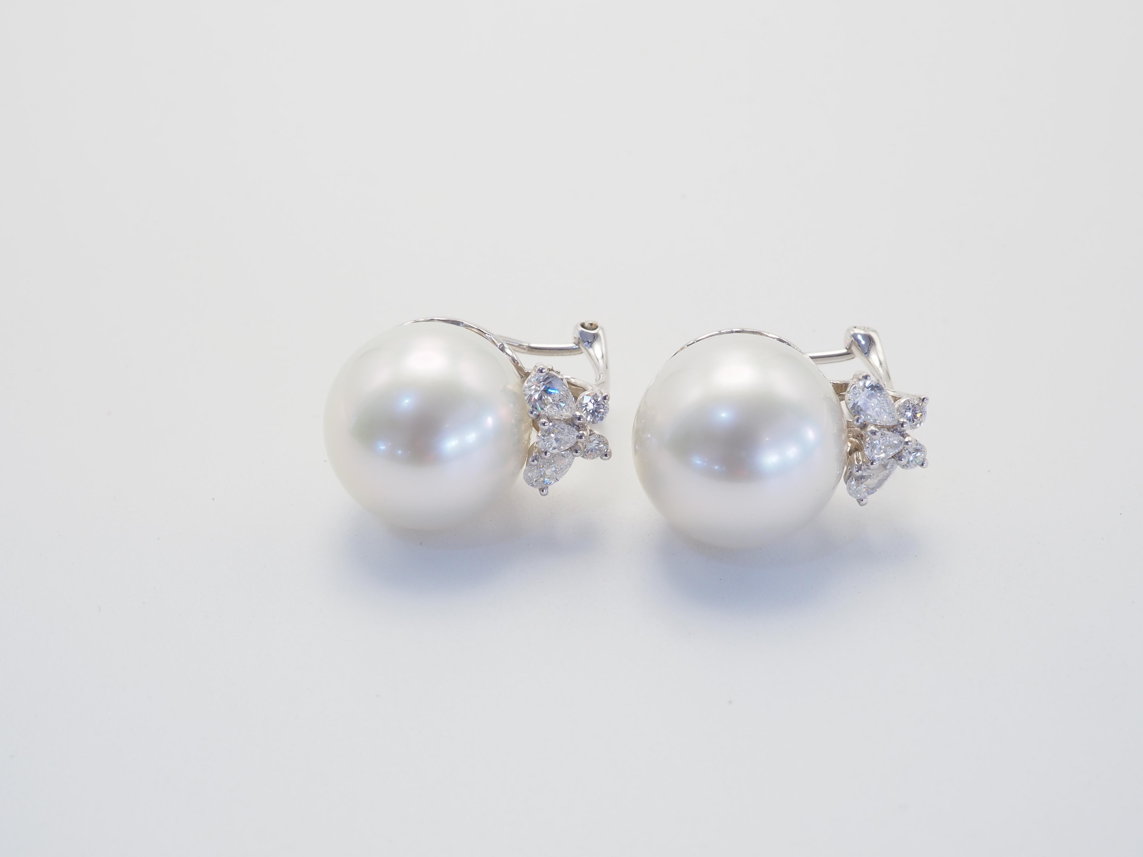 Boucles d'oreilles Clips en or 18K avec perle blanche des mers du Sud de 14 mm et diamant de 0,80 ct. Unisexe en vente