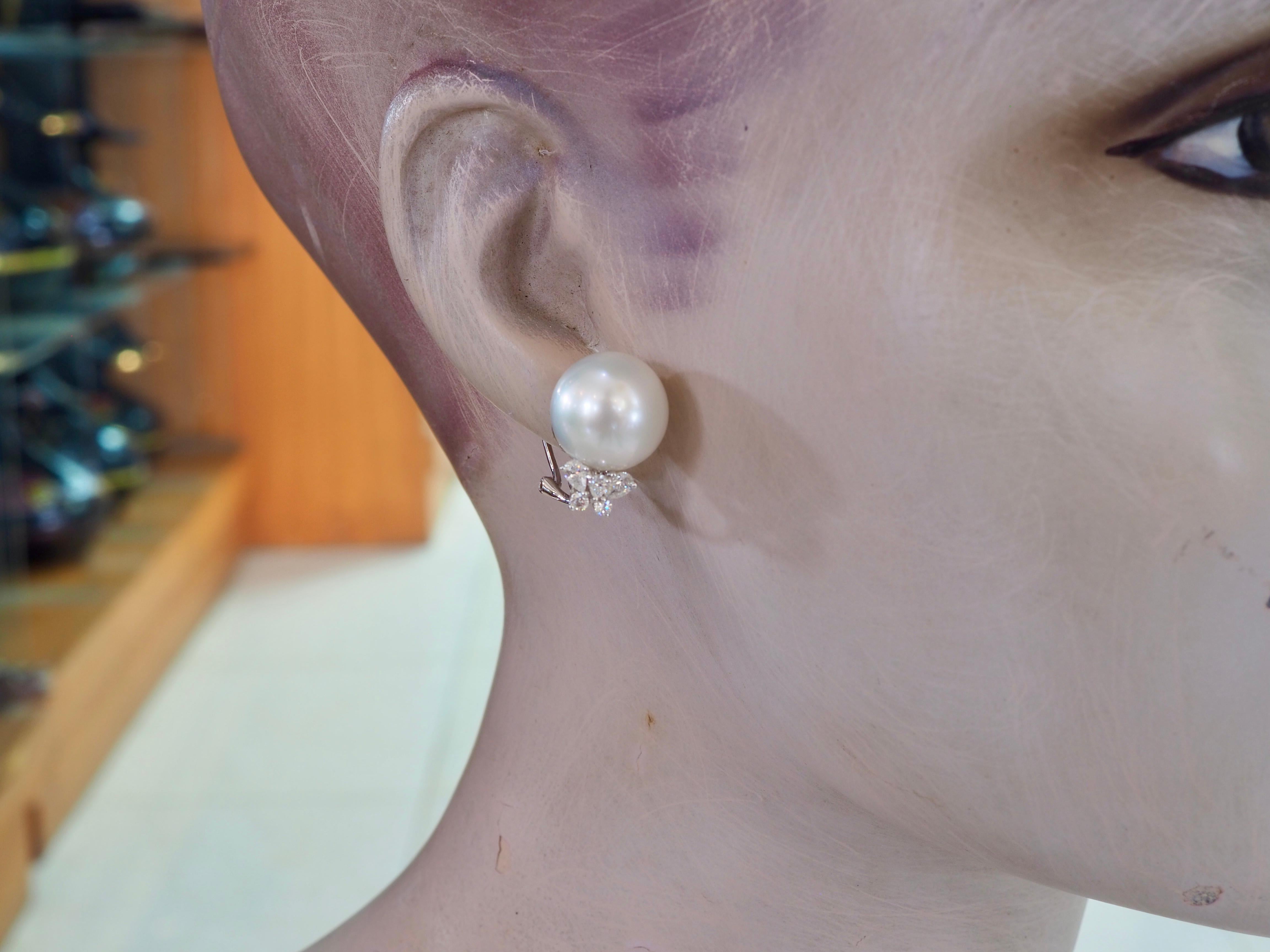 Boucles d'oreilles Clips en or 18K avec perle blanche des mers du Sud de 14 mm et diamant de 0,80 ct. en vente 1