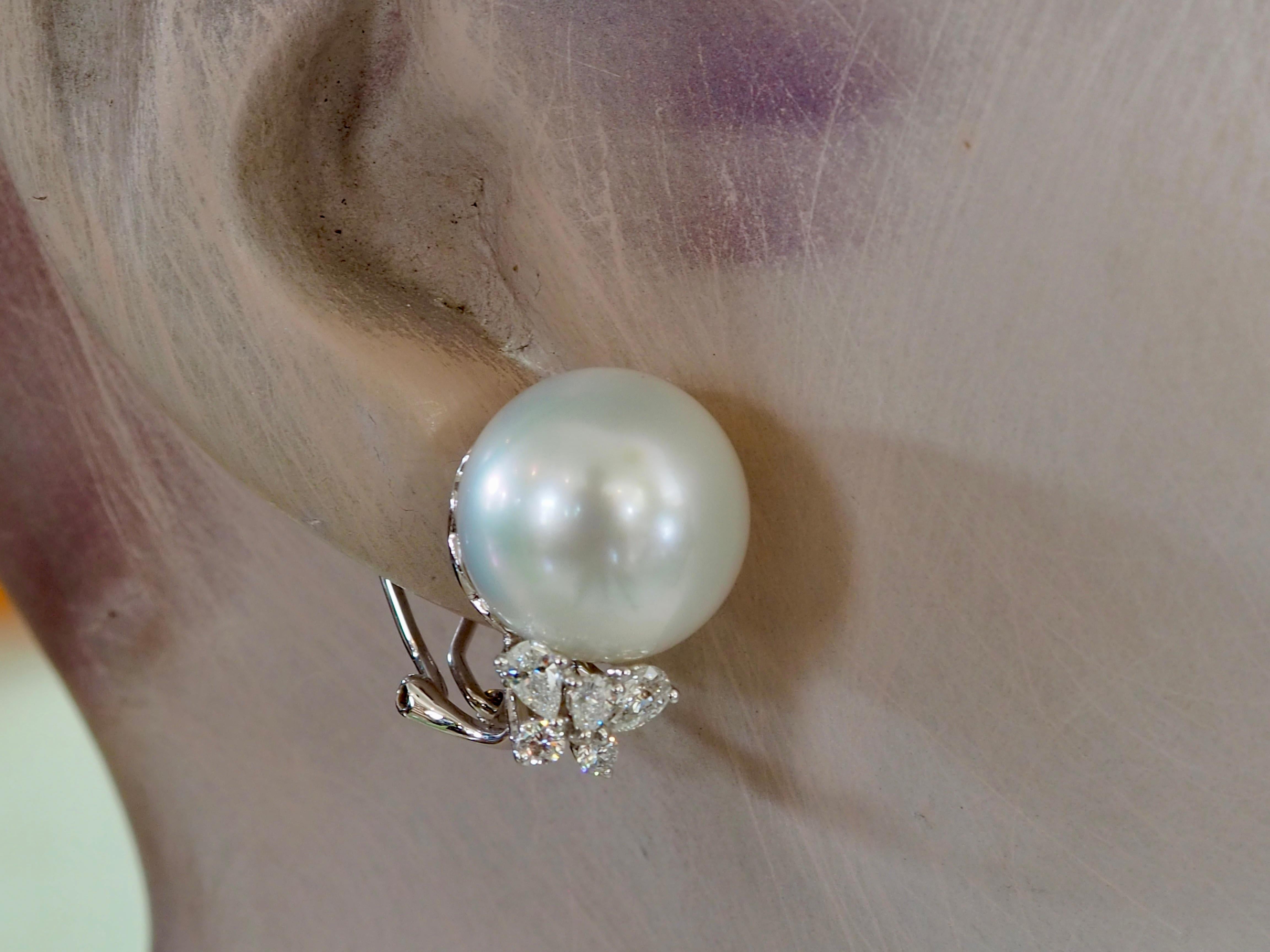 Boucles d'oreilles Clips en or 18K avec perle blanche des mers du Sud de 14 mm et diamant de 0,80 ct. en vente 3
