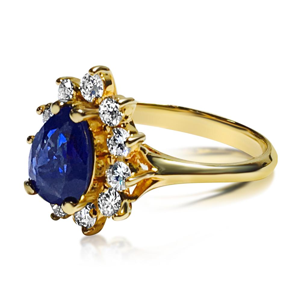 Médiéval Bague en or 18 carats, saphir bleu de 1,50 carat et diamants en vente