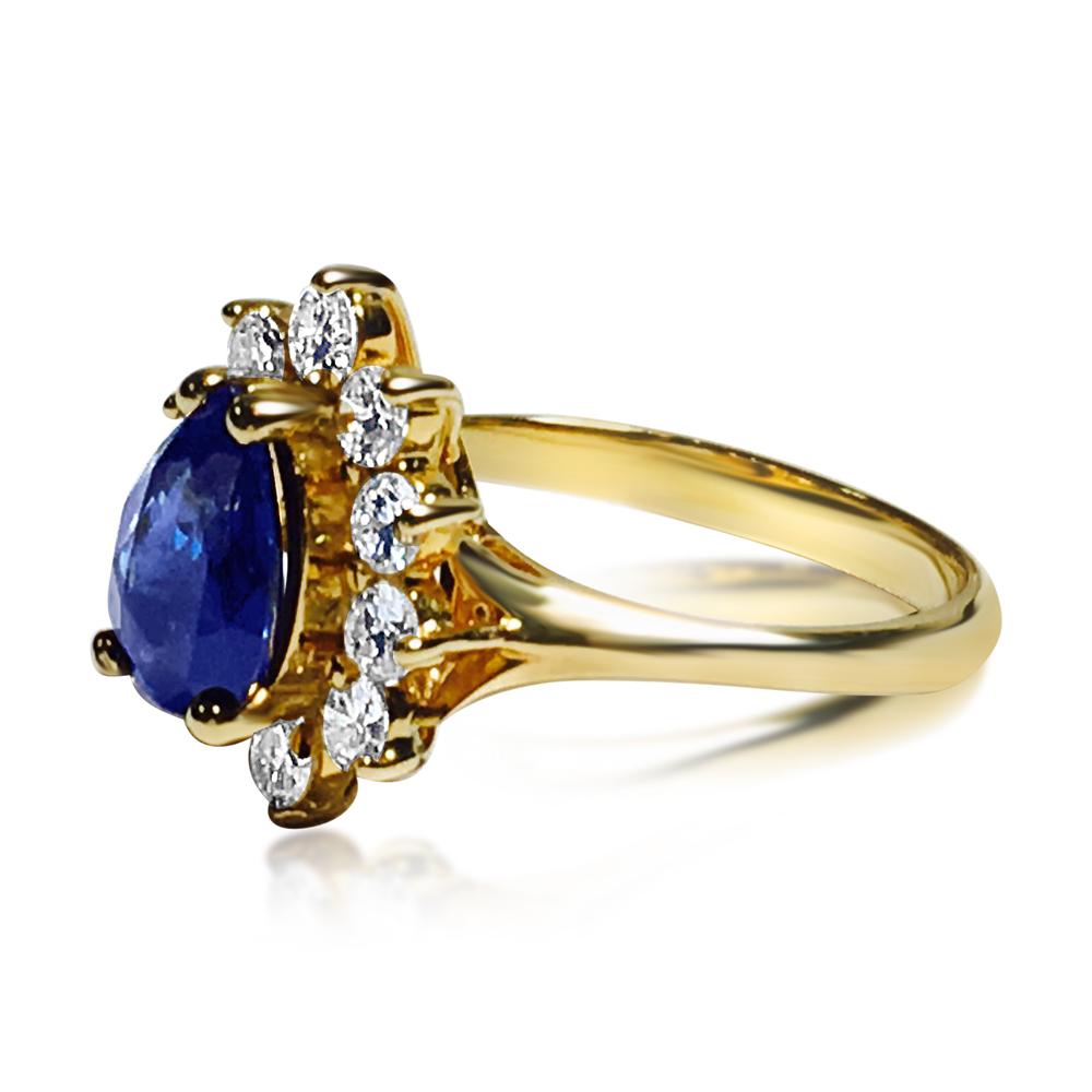 Taille brillant Bague en or 18 carats, saphir bleu de 1,50 carat et diamants en vente