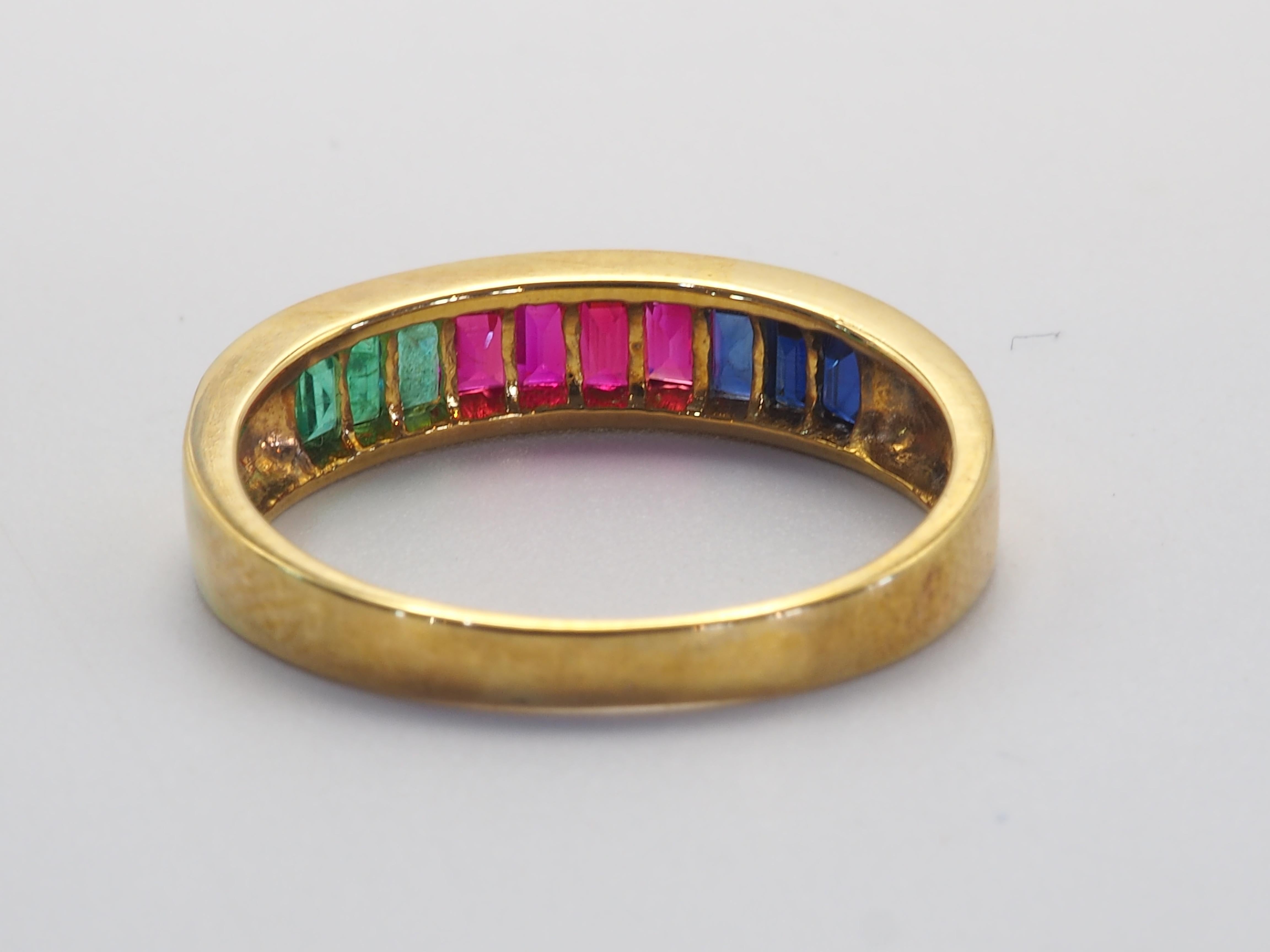Anillo vintage de oro de 18 quilates con zafiro baguette, rubí y esmeralda de 1,50 quilates Corte baguette