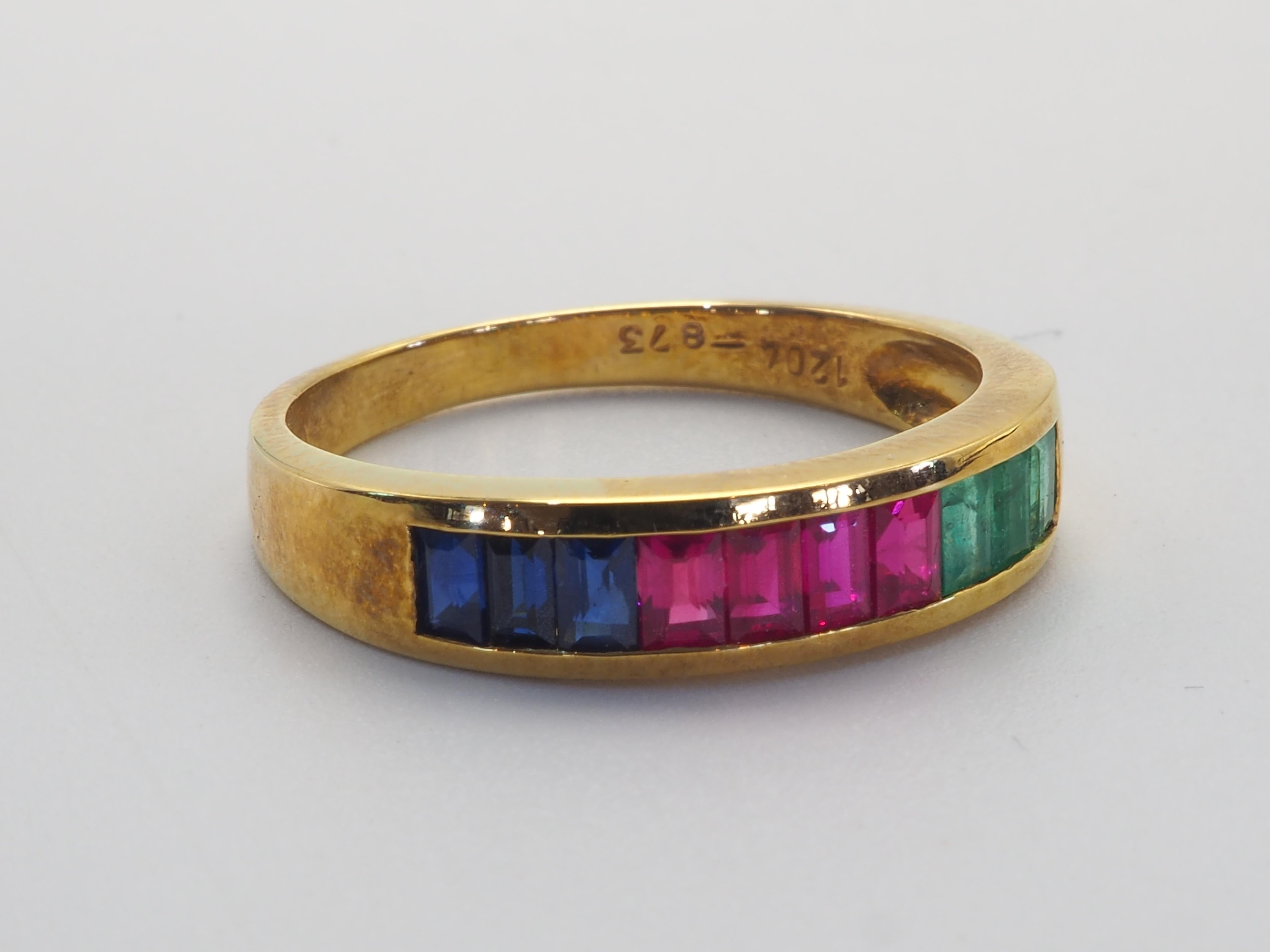 Anillo vintage de oro de 18 quilates con zafiro baguette, rubí y esmeralda de 1,50 quilates en Excelente Estado en เกาะสมุย, TH