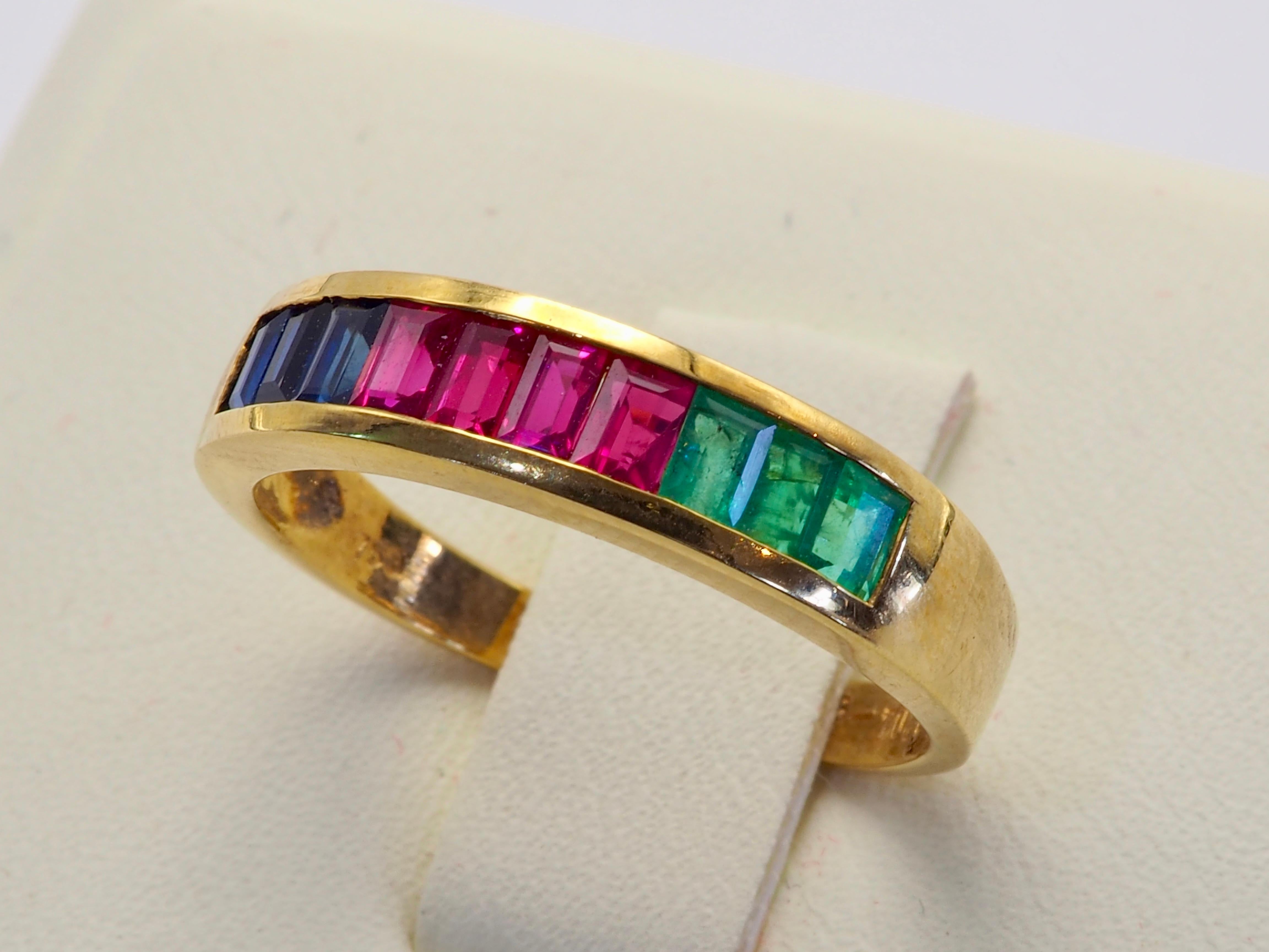 Femenino o masculino Anillo vintage de oro de 18 quilates con zafiro baguette, rubí y esmeralda de 1,50 quilates