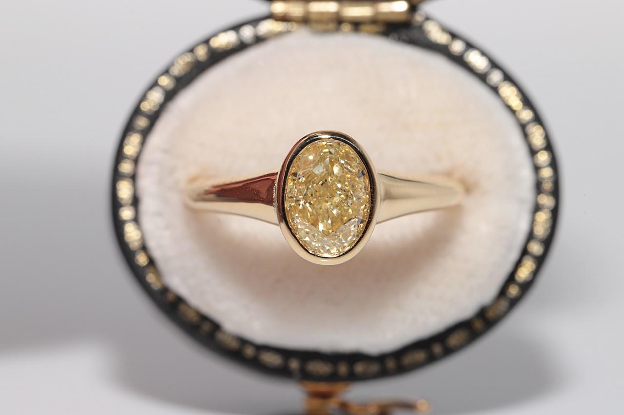 En très bon état.
Le poids total est de 5.2 grammes.
Le diamant est de 1,51 ct.
Le diamant est de couleur Light Fancy et de pureté sı2.
Le diamant principal est certifié GIA.
La taille de la bague est de 6.75 
Nous pouvons fabriquer n'importe quelle
