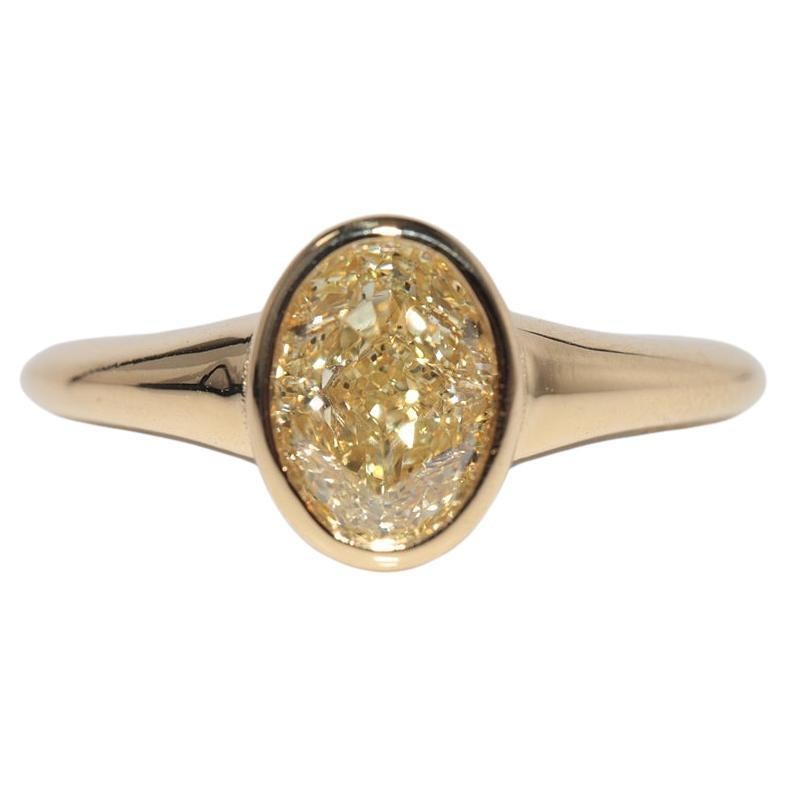 Bague solitaire en or 18k 1.51 ct Light Fancy Color Oval Cut certifiée GIA en vente