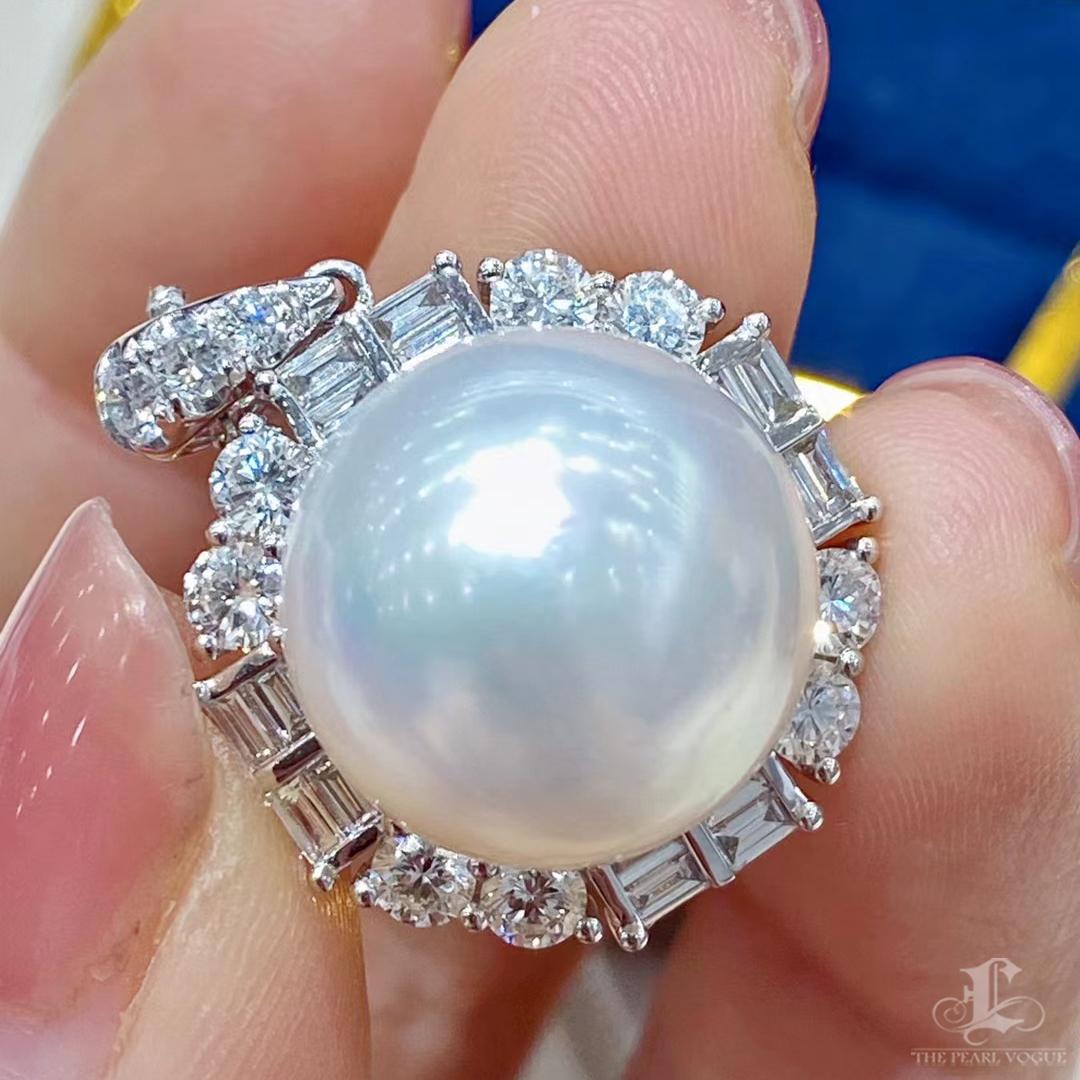 Corona Radiosa】 Ciondolo di diamanti con perla dei mari del sud Aurora senza tempo In condizioni Nuovo in vendita a New York, NY