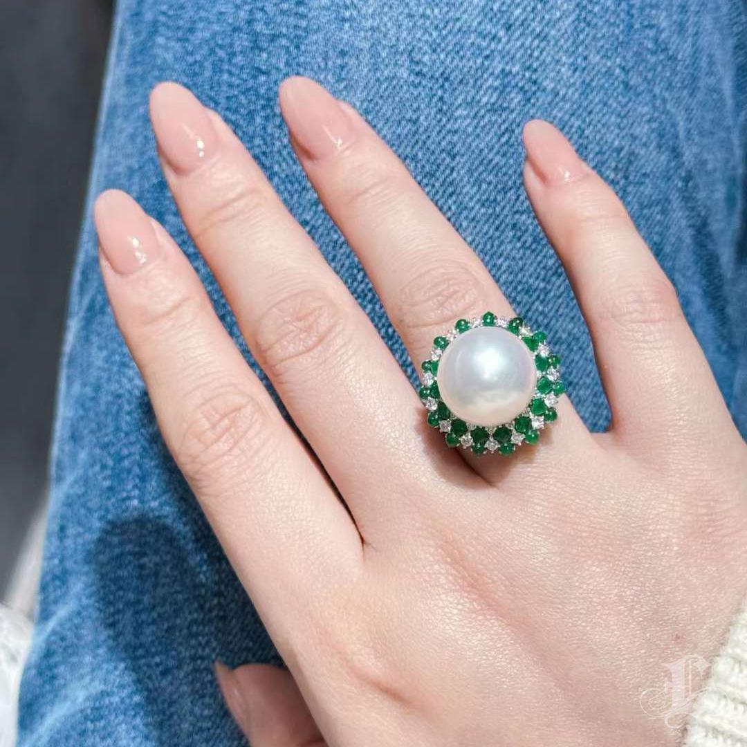 Non taillé 【Crown Radiance】Starburst Emerald Halo Aurora South Sea Pearl Cocktail Ring en vente