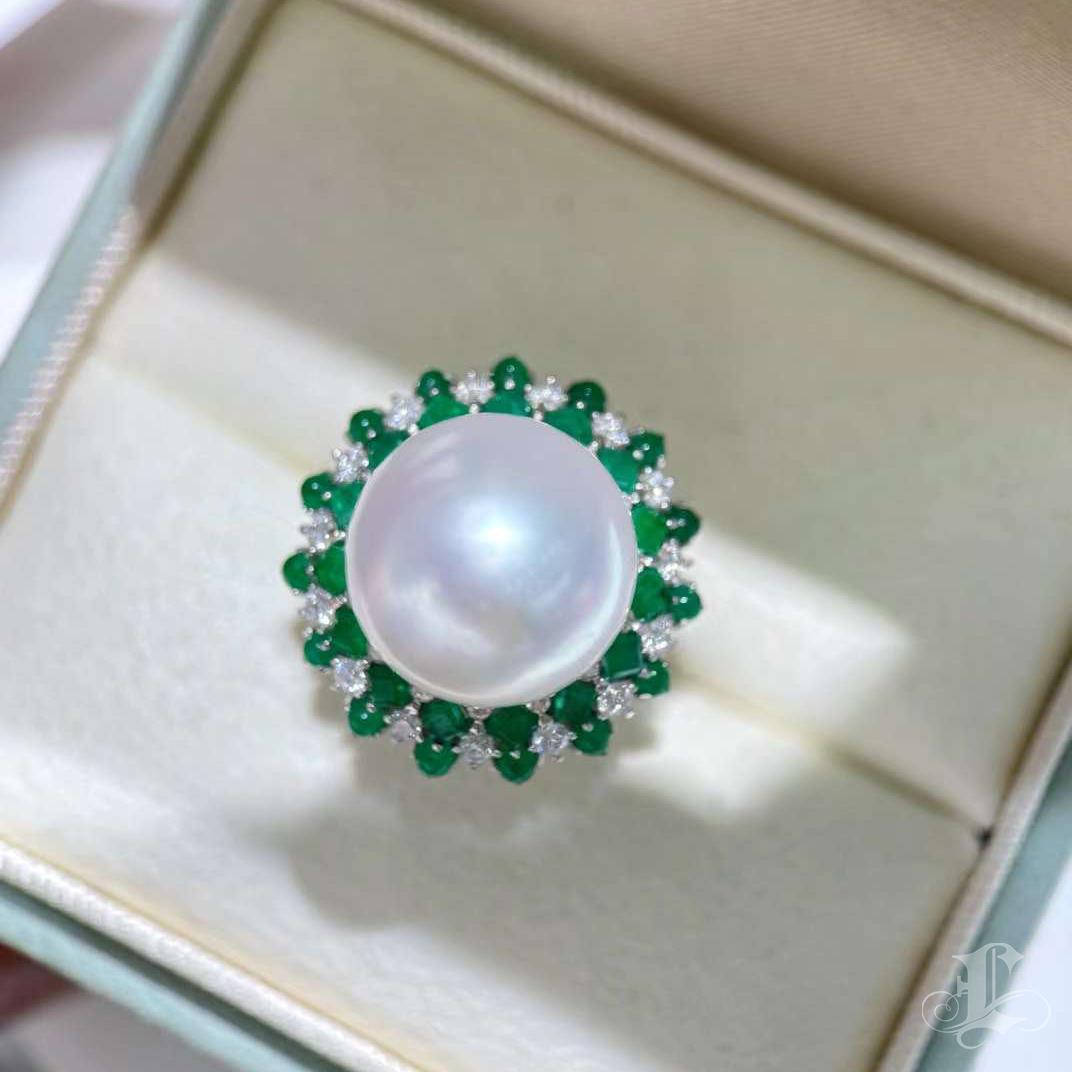 【Crown Radiance】Starburst Emerald Halo Aurora South Sea Pearl Cocktail Ring Neuf - En vente à New York, NY