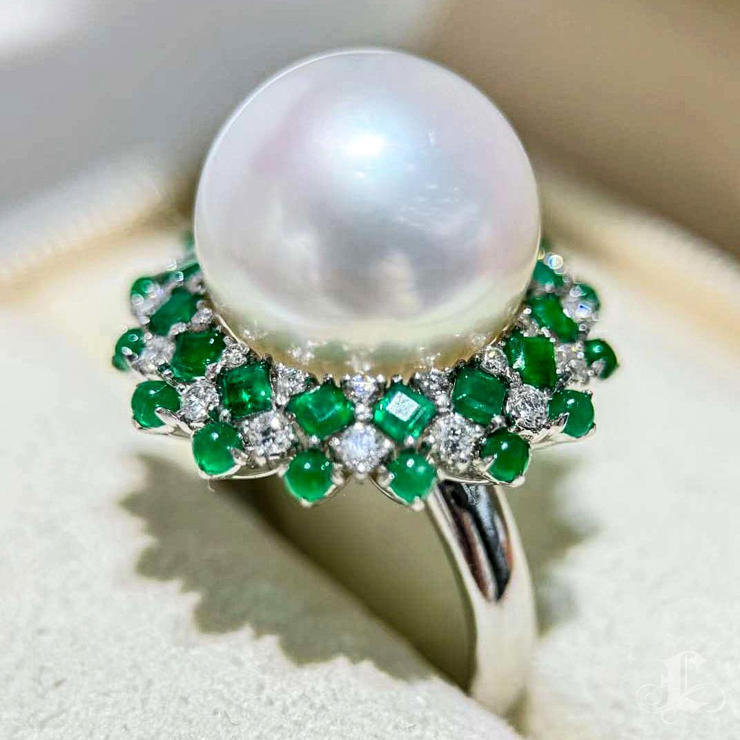 【Crown Radiance】Starburst Emerald Halo Aurora South Sea Pearl Cocktail Ring Pour femmes en vente
