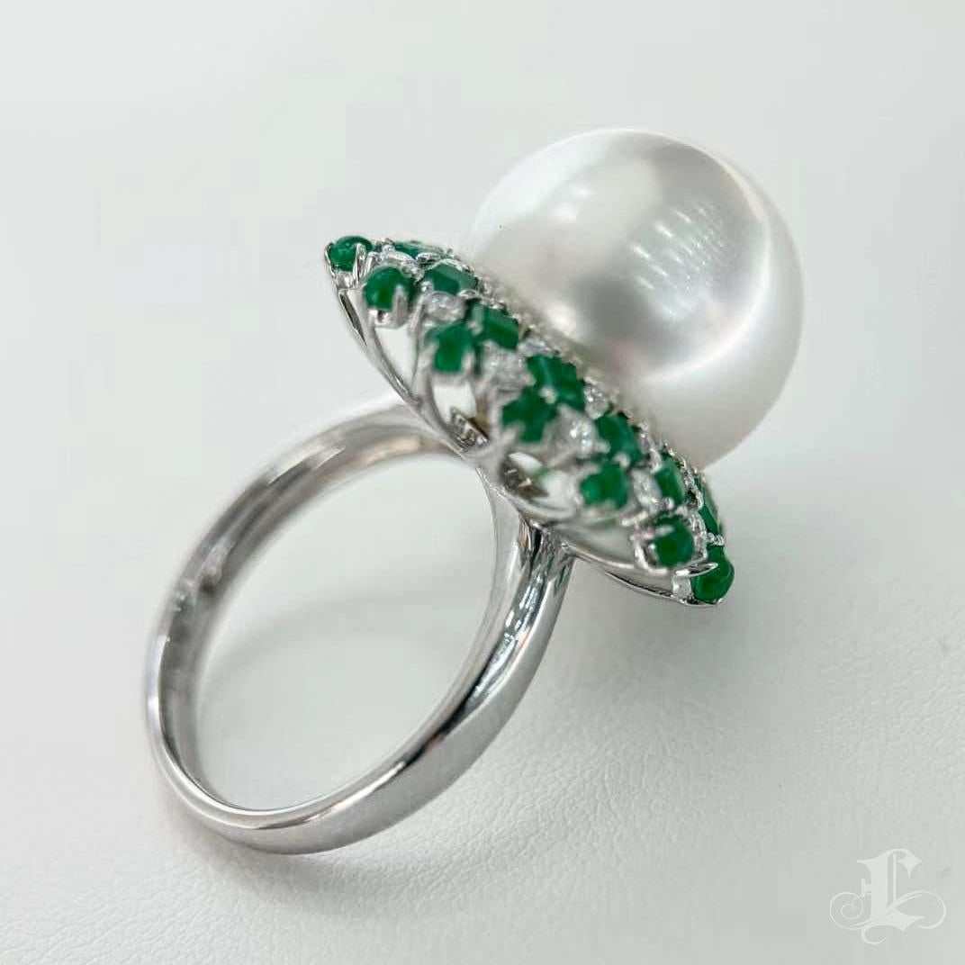 【Crown Radiance】Starburst Emerald Halo Aurora South Sea Pearl Cocktail Ring en vente 1