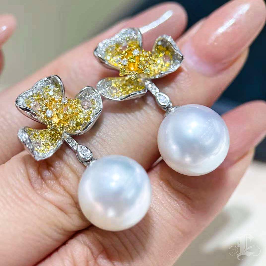 【Vine Symphony】Dancing Blossom Aurora South Sea Pearl and Diamond Earrings In New Condition For Sale In New York, NY