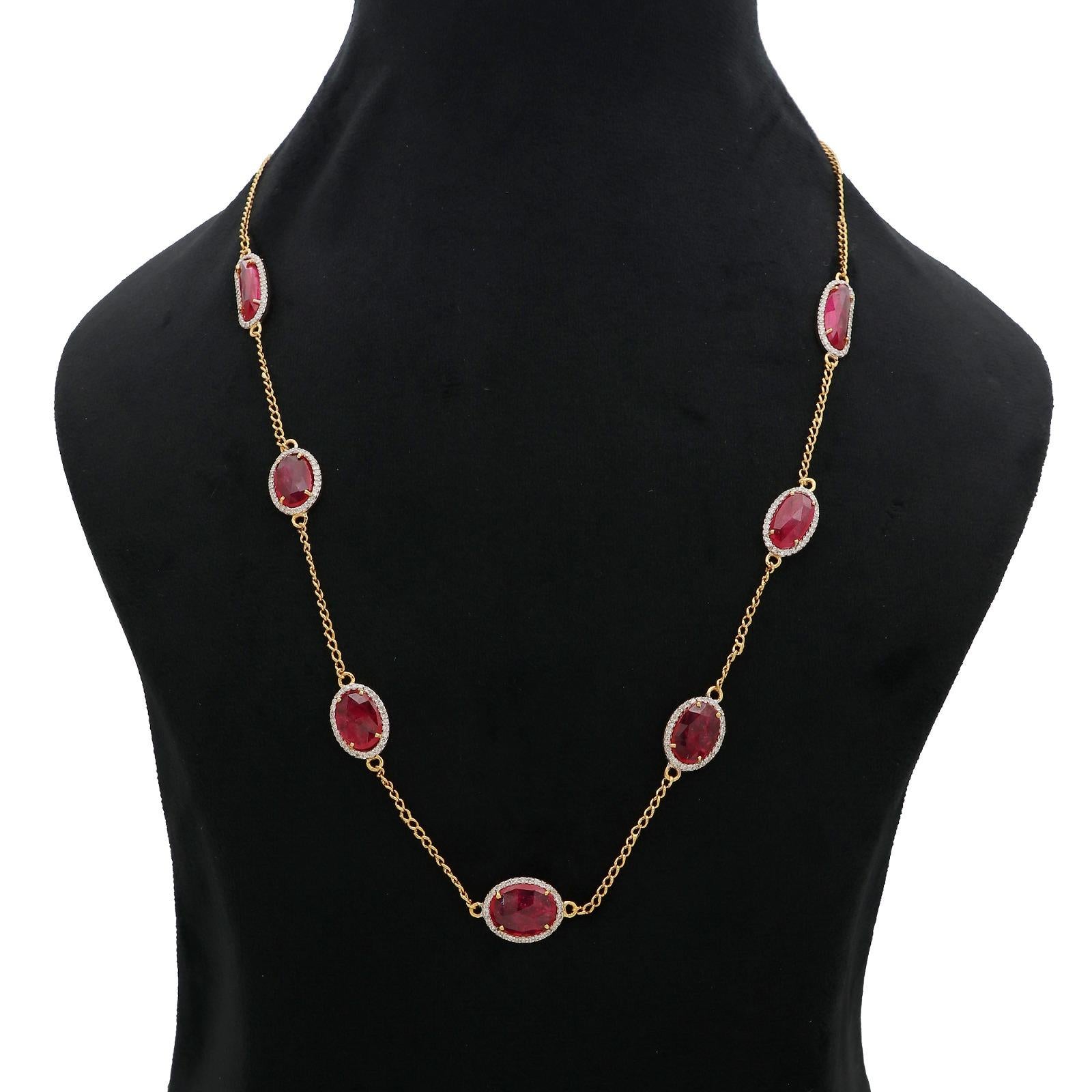 Collana in oro 18k con diamanti e rubini da 15,85 carati 
Oro 18k 8,947 g
Peso lordo 12.117 grammi
Rubino (trattato) - 15,25 carati 
Diamanti- .6 carati (G-H SI)
7 fette sfaccettate di bellissimo rubino in una collana a catena
