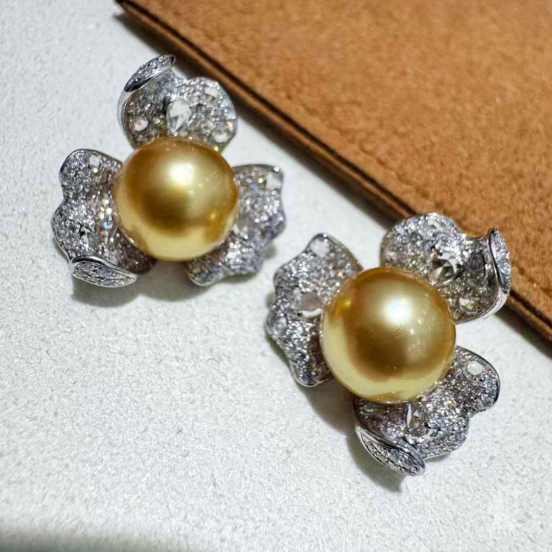 【Vine Symphony】Golden Petal Aurora South Sea Pearl Diamond Leaf Earrings In New Condition For Sale In New York, NY
