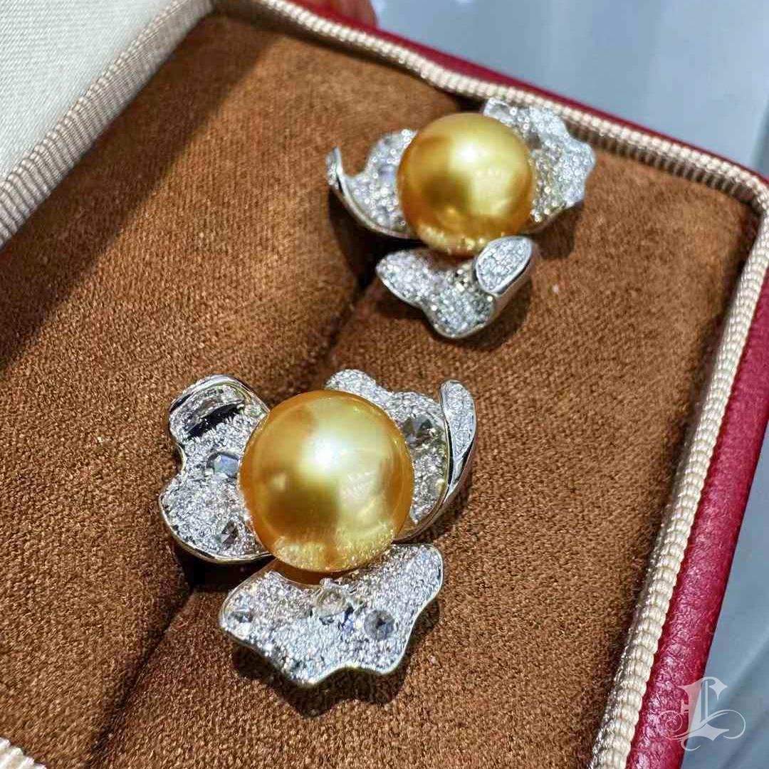 【Vine Symphony】Golden Petal Aurora South Sea Pearl Diamond Leaf Earrings For Sale 1