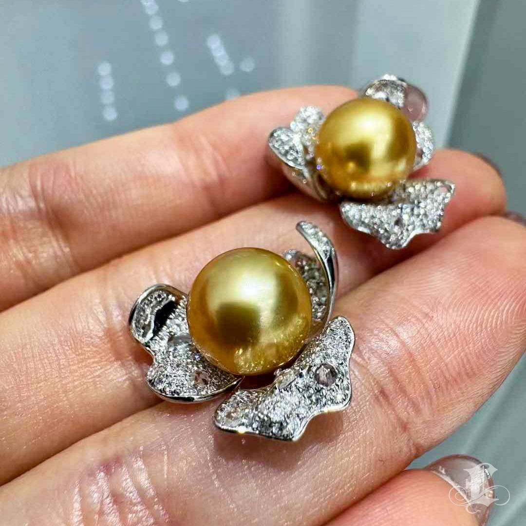 【Vine Symphony】Golden Petal Aurora South Sea Pearl Diamond Leaf Earrings For Sale 2