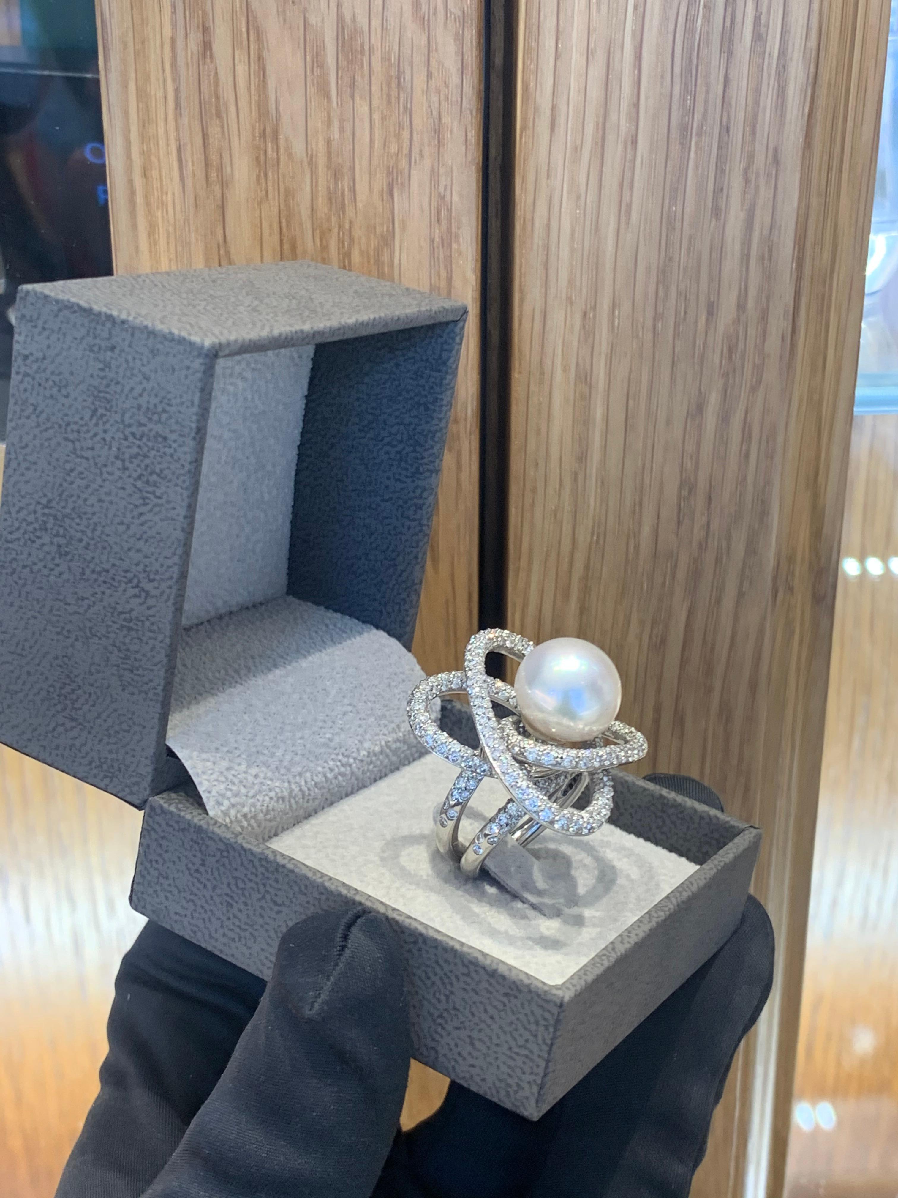 18k Gold 15mm White Pearl & 3.0 Carats Diamond Cocktail Ring In Excellent Condition For Sale In Ramat Gan, IL