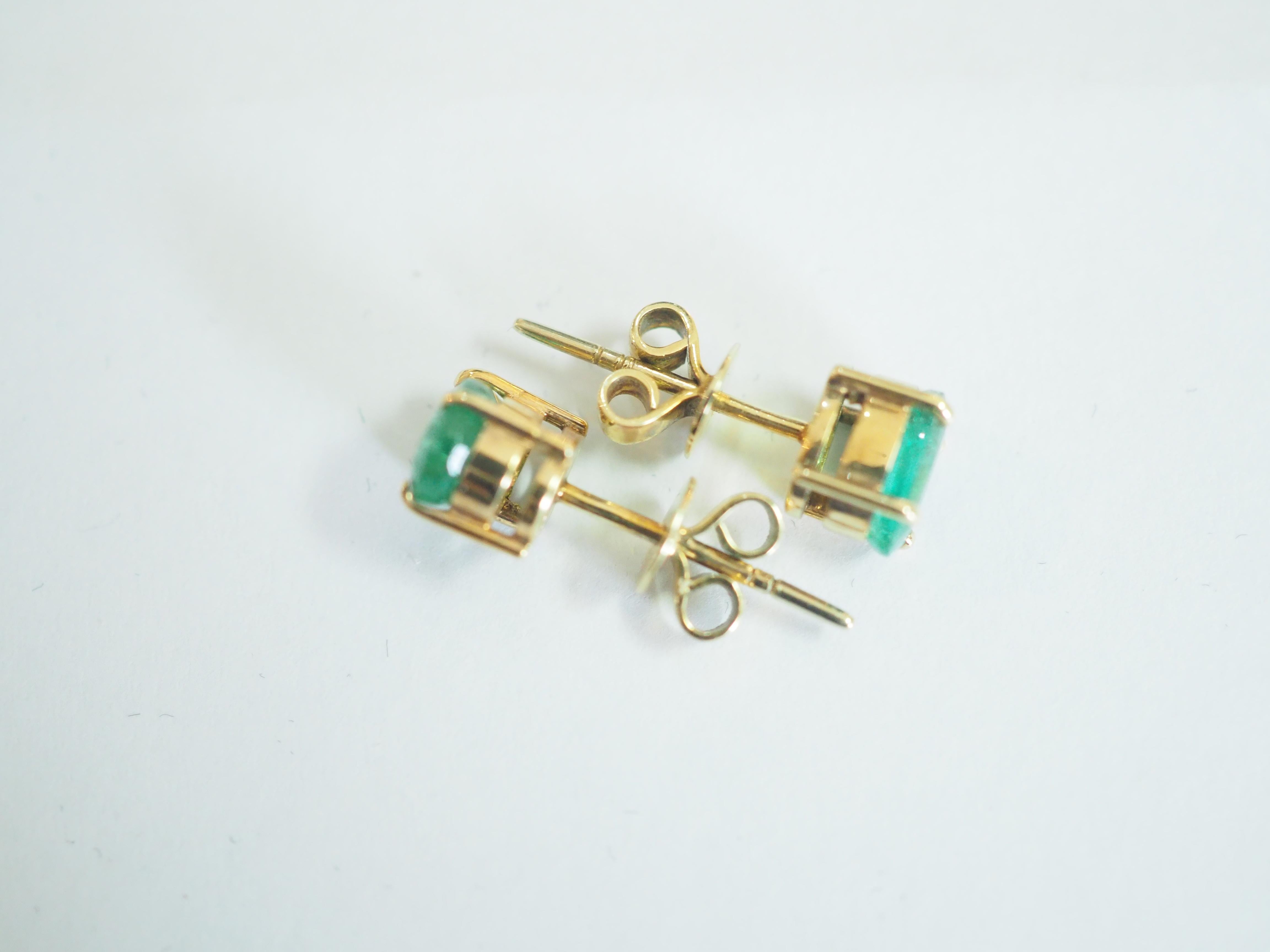 18k Gold 1.60 Carat Oval Zambian Emerald Classic Push Back Stud Earrings In New Condition In เกาะสมุย, TH