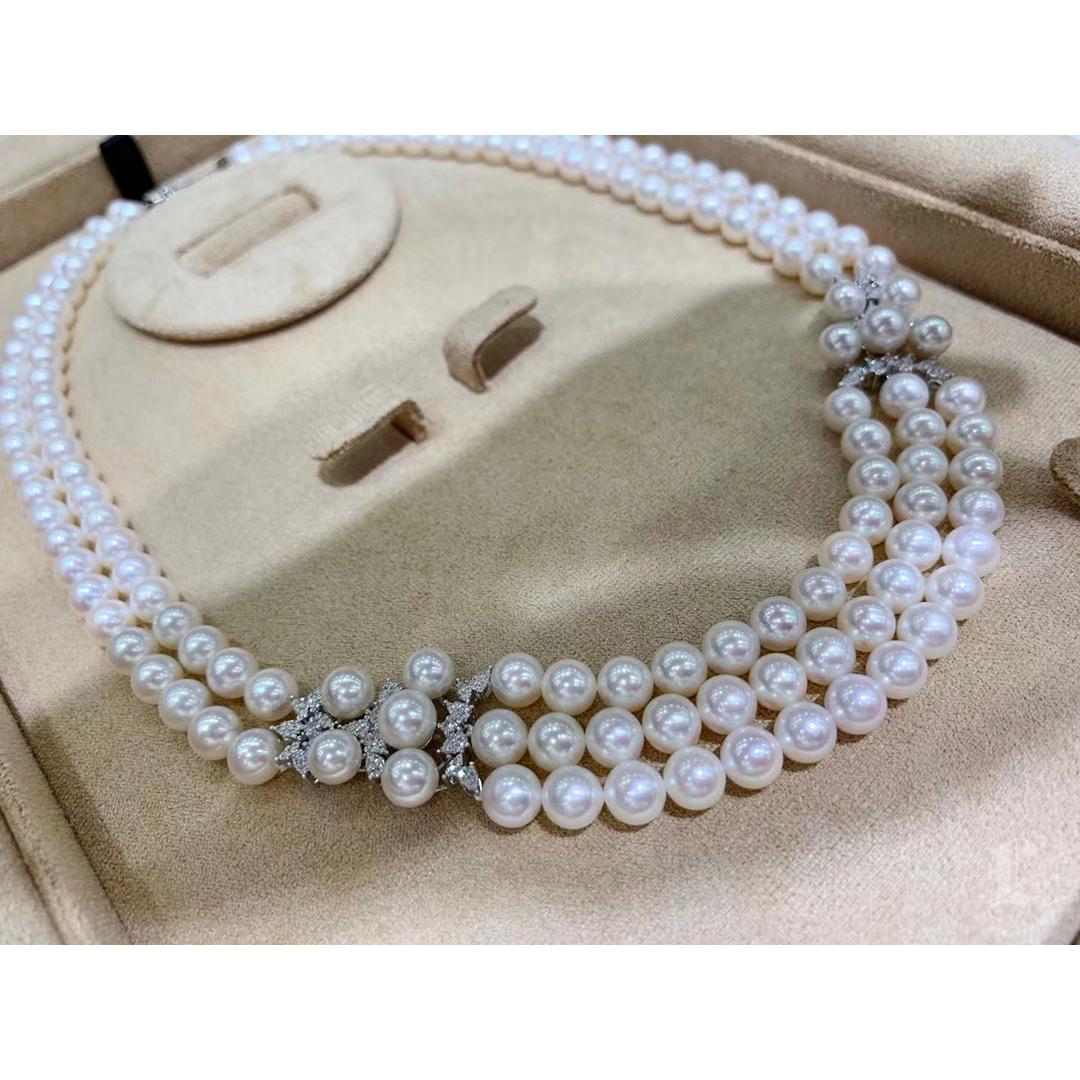 【Crown Radiance】Royal Bloom Collier de perles d'Akoya à trois brins avec diamants Neuf - En vente à New York, NY