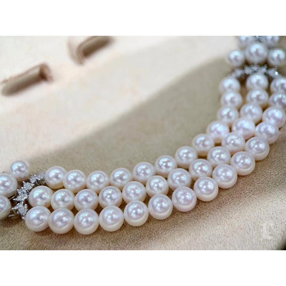 【Crown Radiance】Royal Bloom Collier de perles d'Akoya à trois brins avec diamants en vente 1