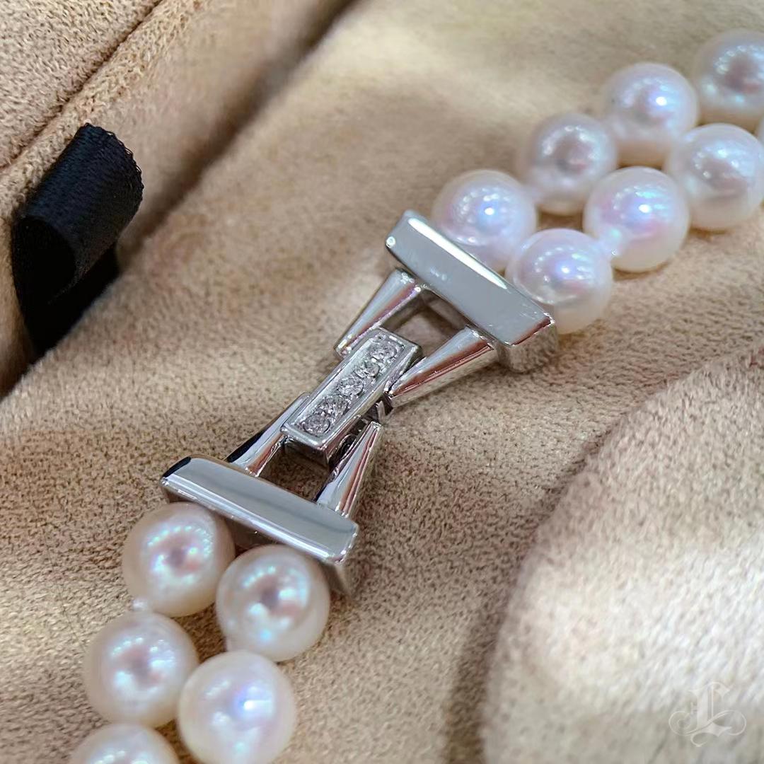 【Crown Radiance】Royal Bloom Collier de perles d'Akoya à trois brins avec diamants en vente 3
