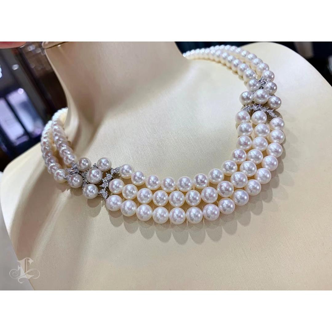 【Crown Radiance】Royal Bloom Collier de perles d'Akoya à trois brins avec diamants en vente 4