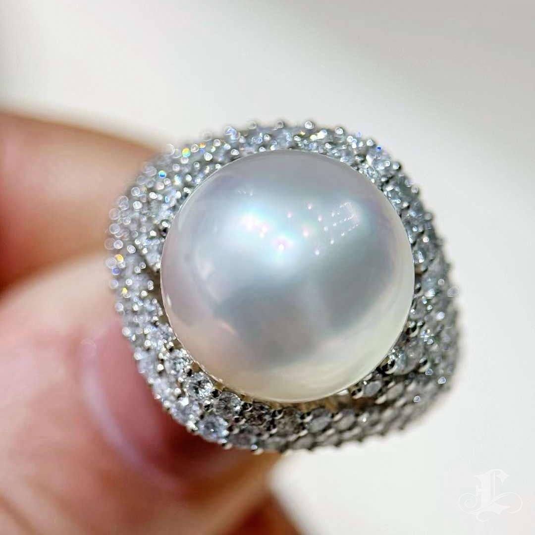 【Crown Radiance】Diamond-Encased Aurora South Sea Pearl Gala Statement Ring In New Condition For Sale In New York, NY