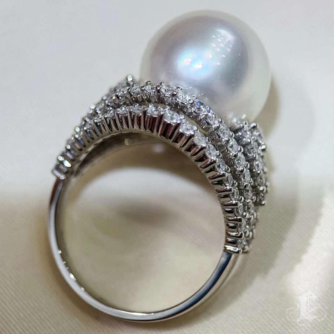【Crown Radiance】Diamond-Encased Aurora South Sea Pearl Gala Statement Ring For Sale 1