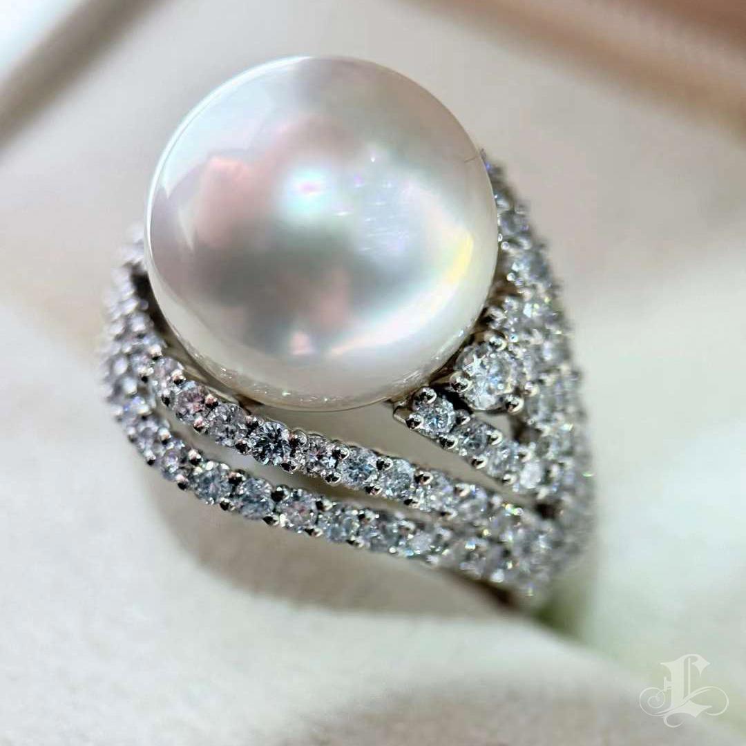 【Crown Radiance】Diamond-Encased Aurora South Sea Pearl Gala Statement Ring For Sale 2
