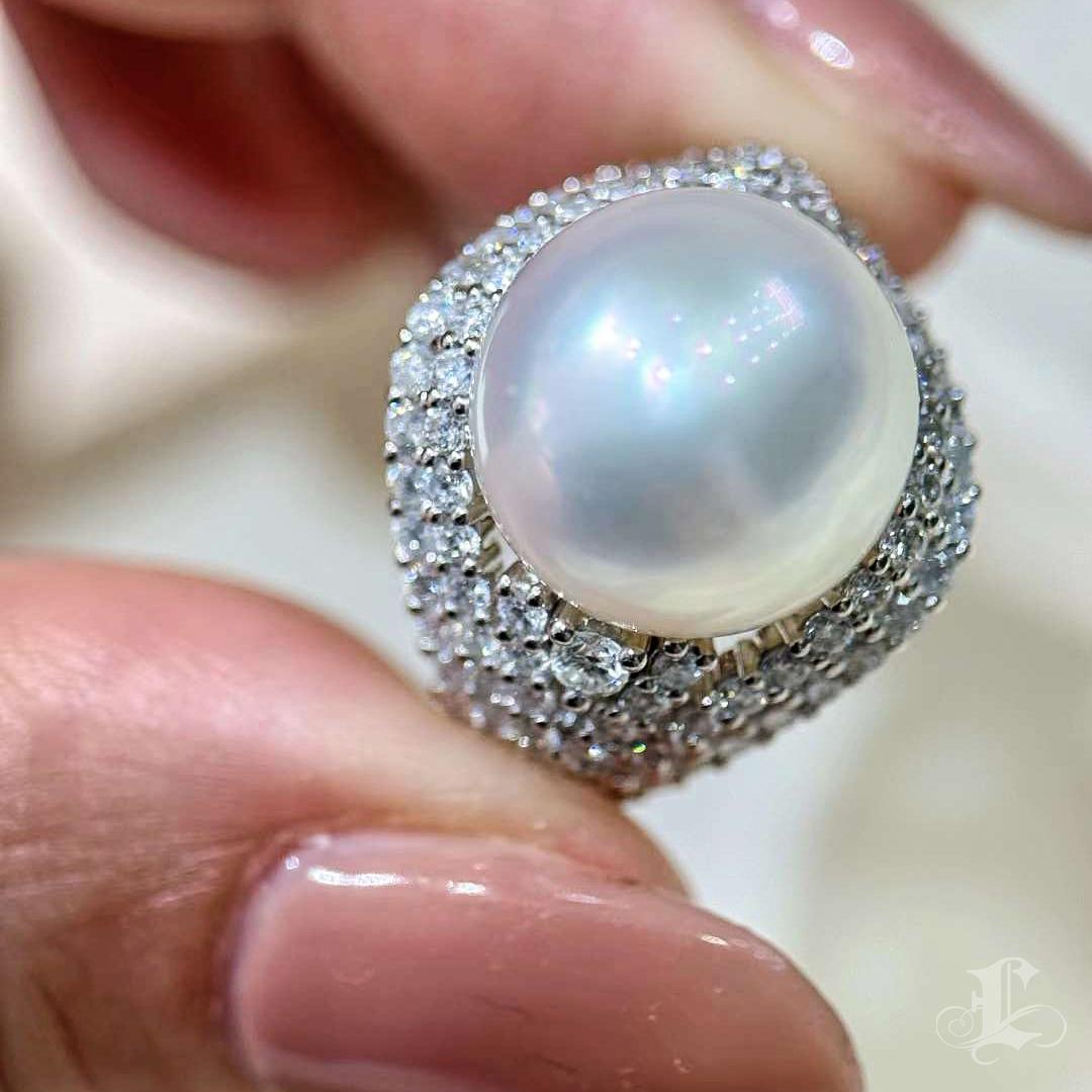 【Crown Radiance】Diamond-Encased Aurora South Sea Pearl Gala Statement Ring For Sale 3