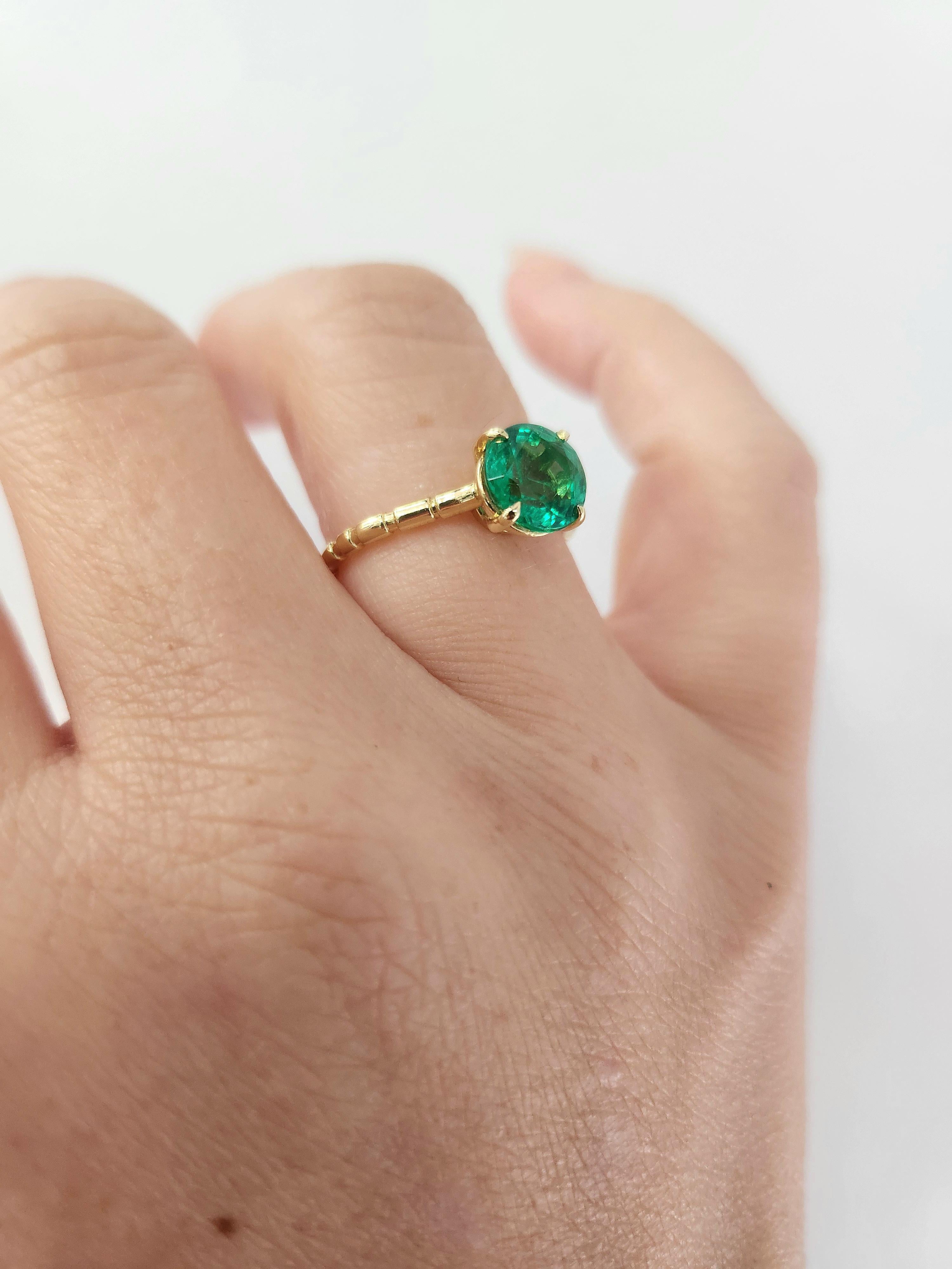 Dies ist ein sambischer Smaragd mit rundem Brillantschliff in einem Solitärring aus 18k Gold
Einzelheiten:
1,67 Karat rund 7,5 mm
Tiefe waldgrüne Farbe, sehr sauber
Aufwändiges 