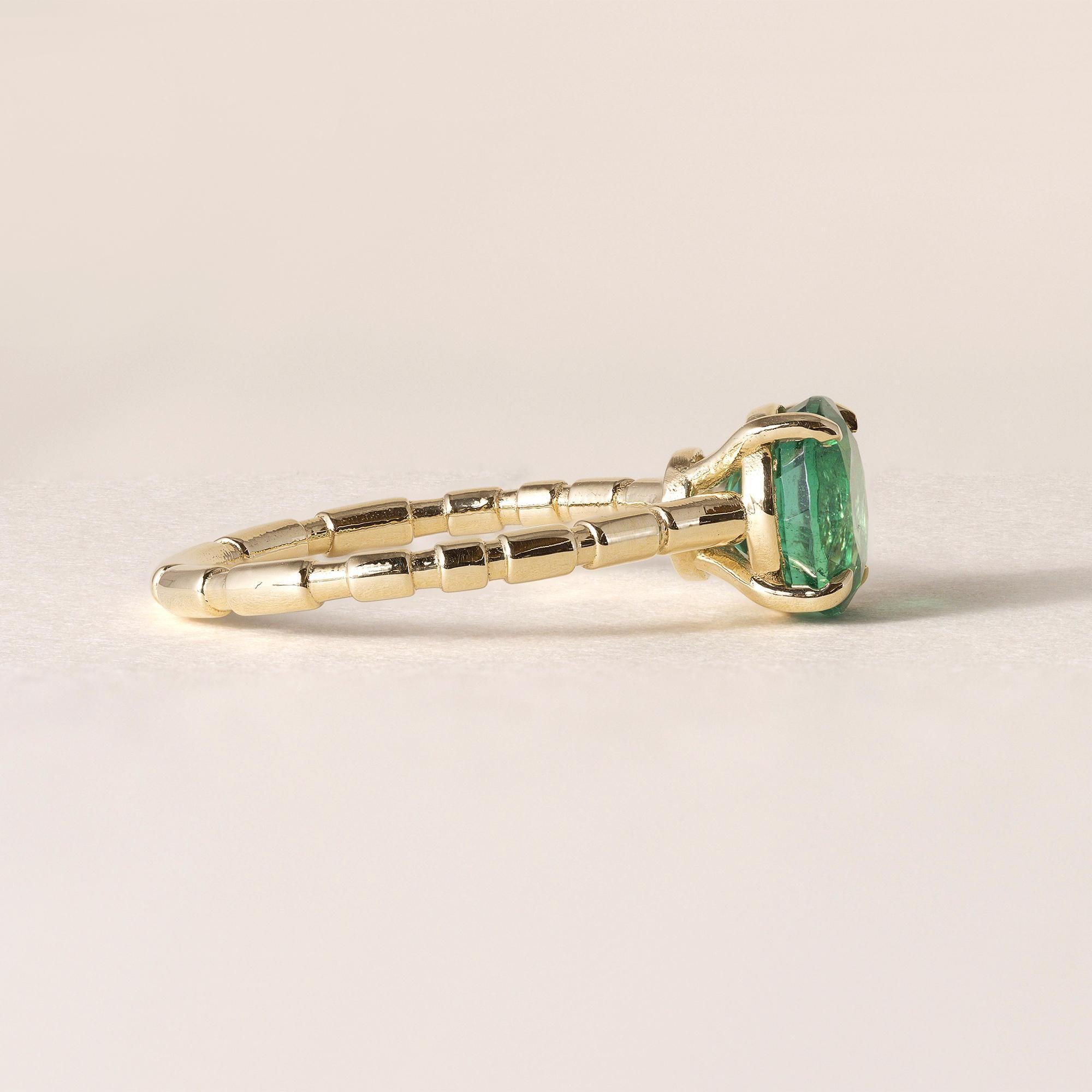 18K Gold 1,67 Karat Smaragd Runde Solitär Ring im Zustand „Hervorragend“ im Angebot in Los Angeles, CA