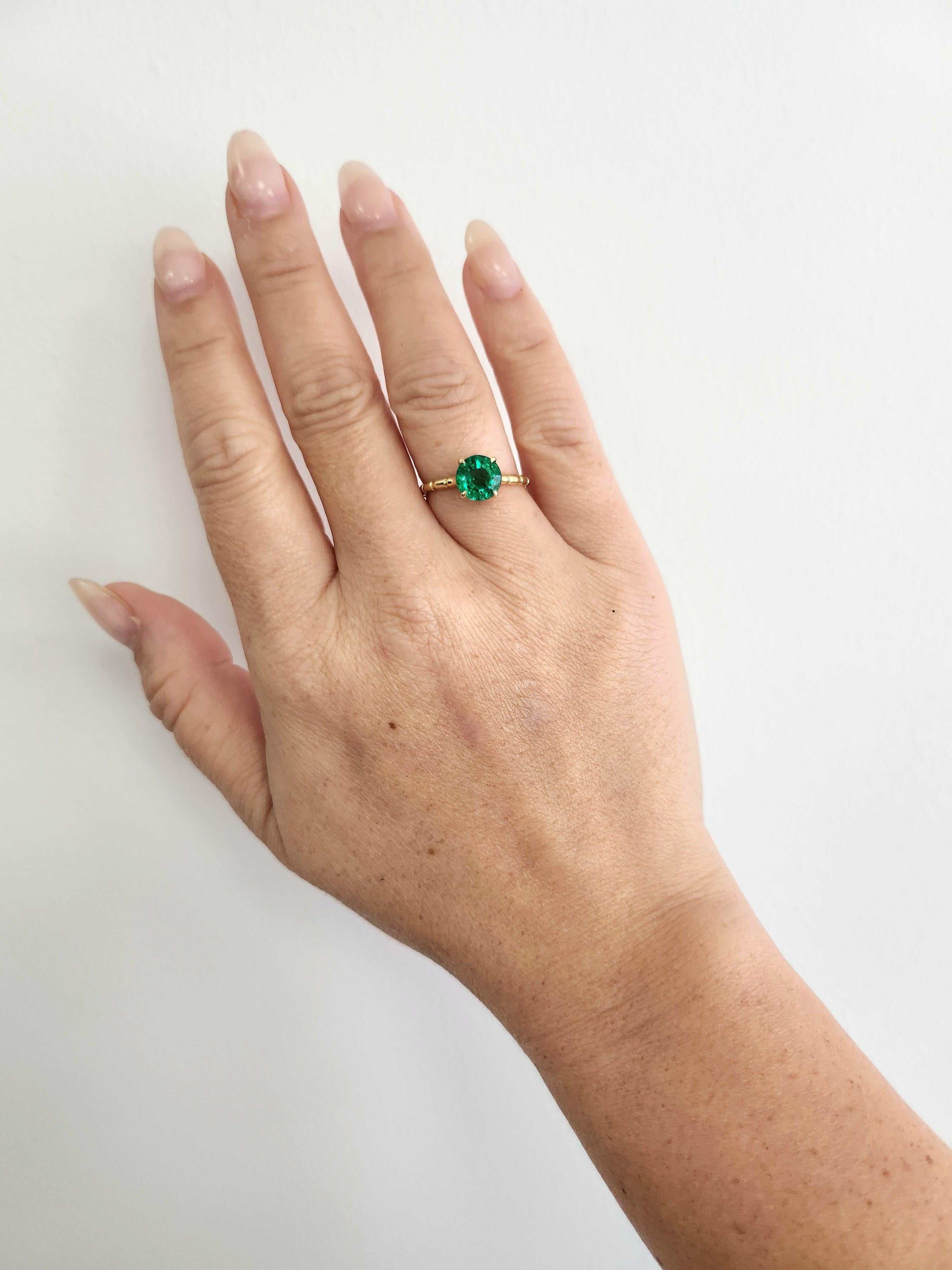18K Gold 1,67 Karat Smaragd Runde Solitär Ring im Angebot 1