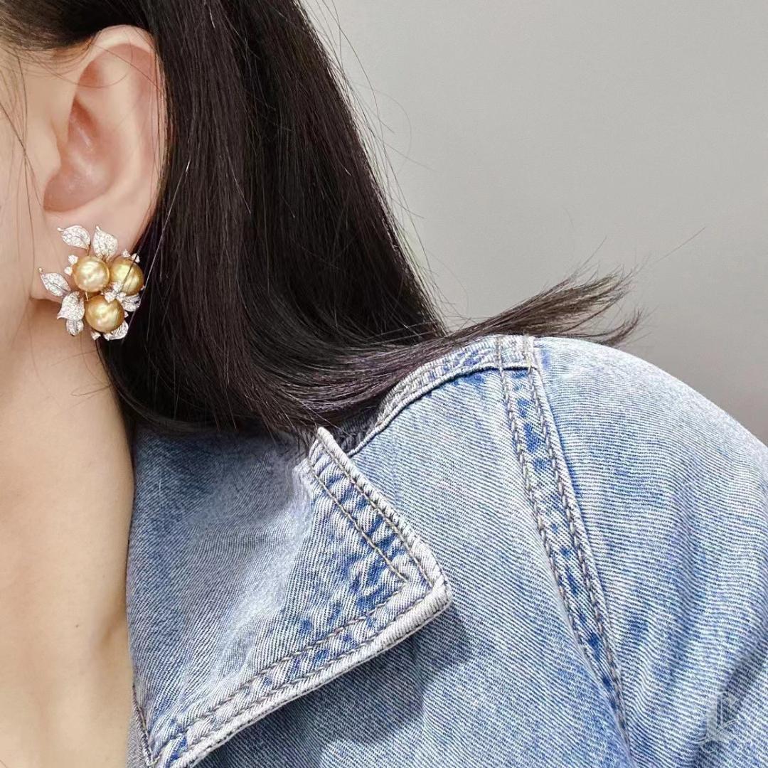 【Vine Symphony】Goldene Kamelie Aurora Südsee Perlen & Diamant Ohrringe (Ungeschliffen) im Angebot