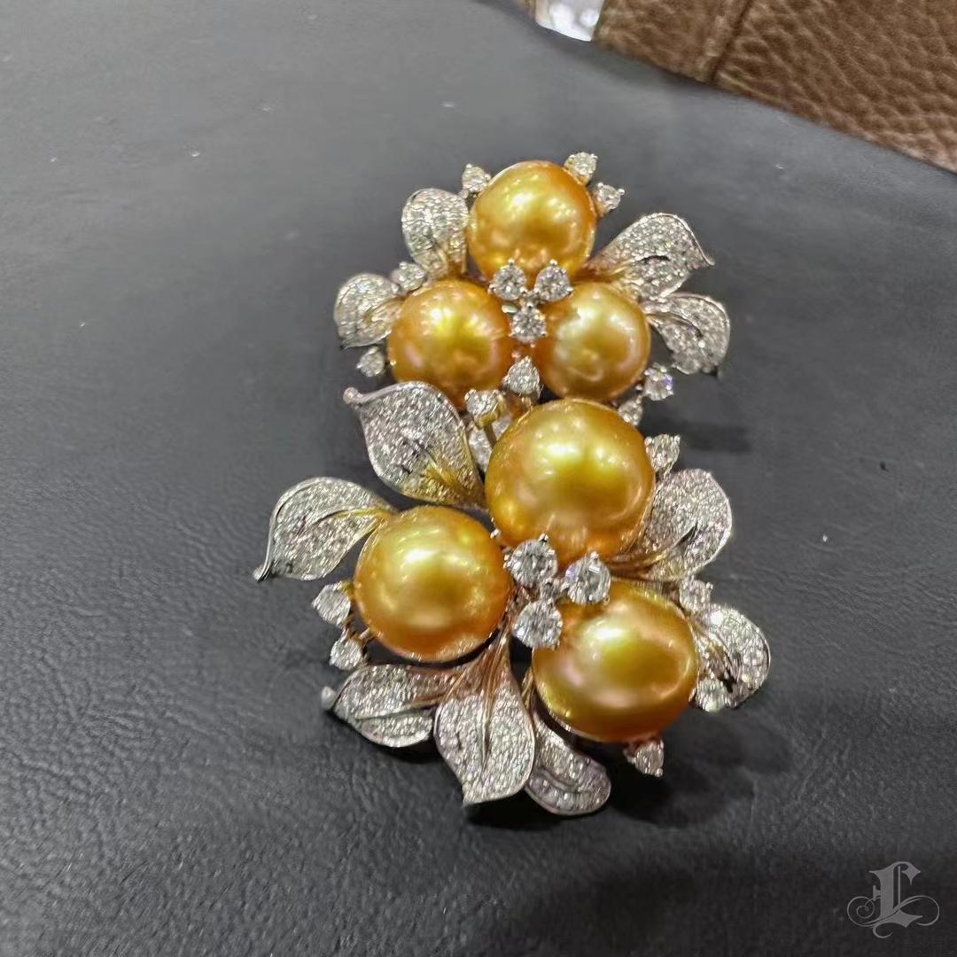 【Vine Symphony】Goldene Kamelie Aurora Südsee Perlen & Diamant Ohrringe im Zustand „Neu“ im Angebot in New York, NY