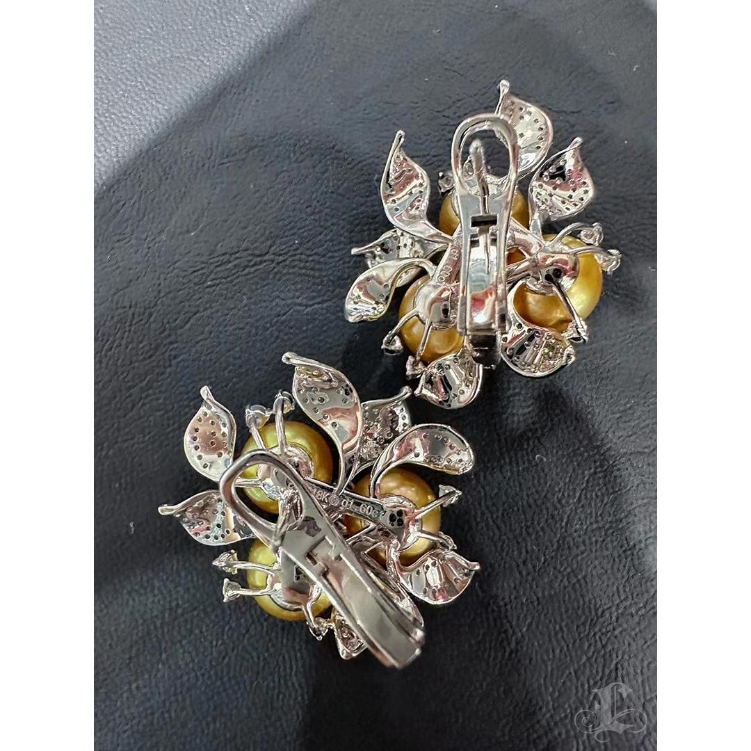 【Vine Symphony】Goldene Kamelie Aurora Südsee Perlen & Diamant Ohrringe im Angebot 3